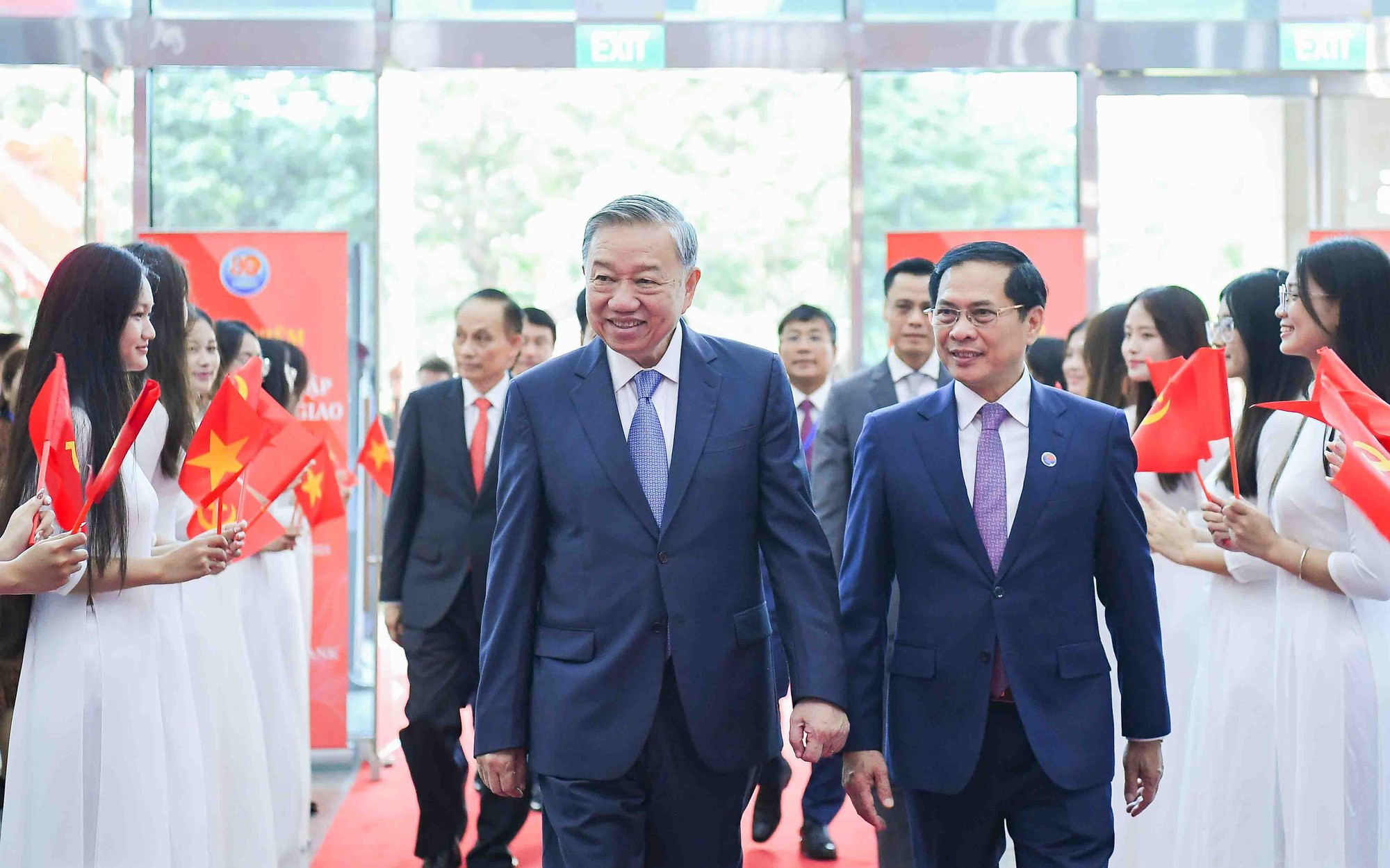 Tổng Bí thư Tô Lâm trao tặng bà Nguyễn Thị Bình danh hiệu “Anh hùng Lao động” - Ảnh 2.