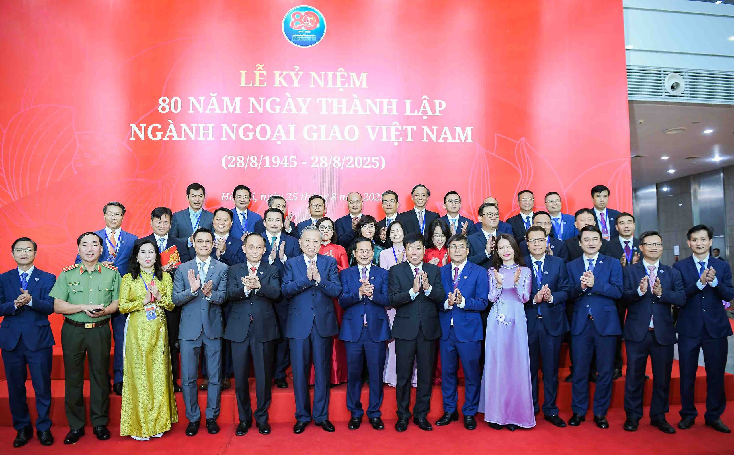 Tổng Bí thư Tô Lâm trao tặng bà Nguyễn Thị Bình danh hiệu “Anh hùng Lao động” - Ảnh 17.