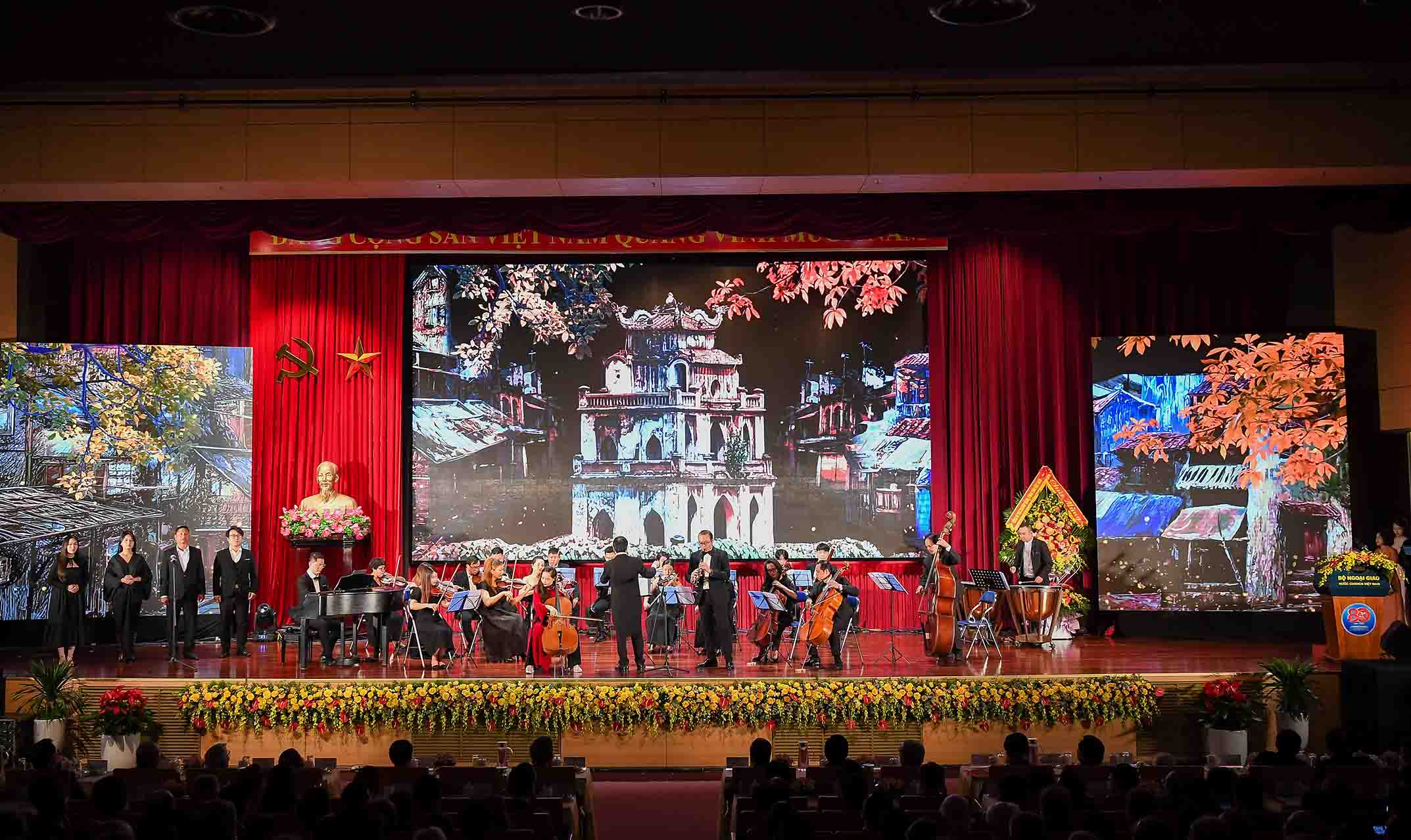 Tổng Bí thư Tô Lâm trao tặng bà Nguyễn Thị Bình danh hiệu “Anh hùng Lao động” - Ảnh 16.