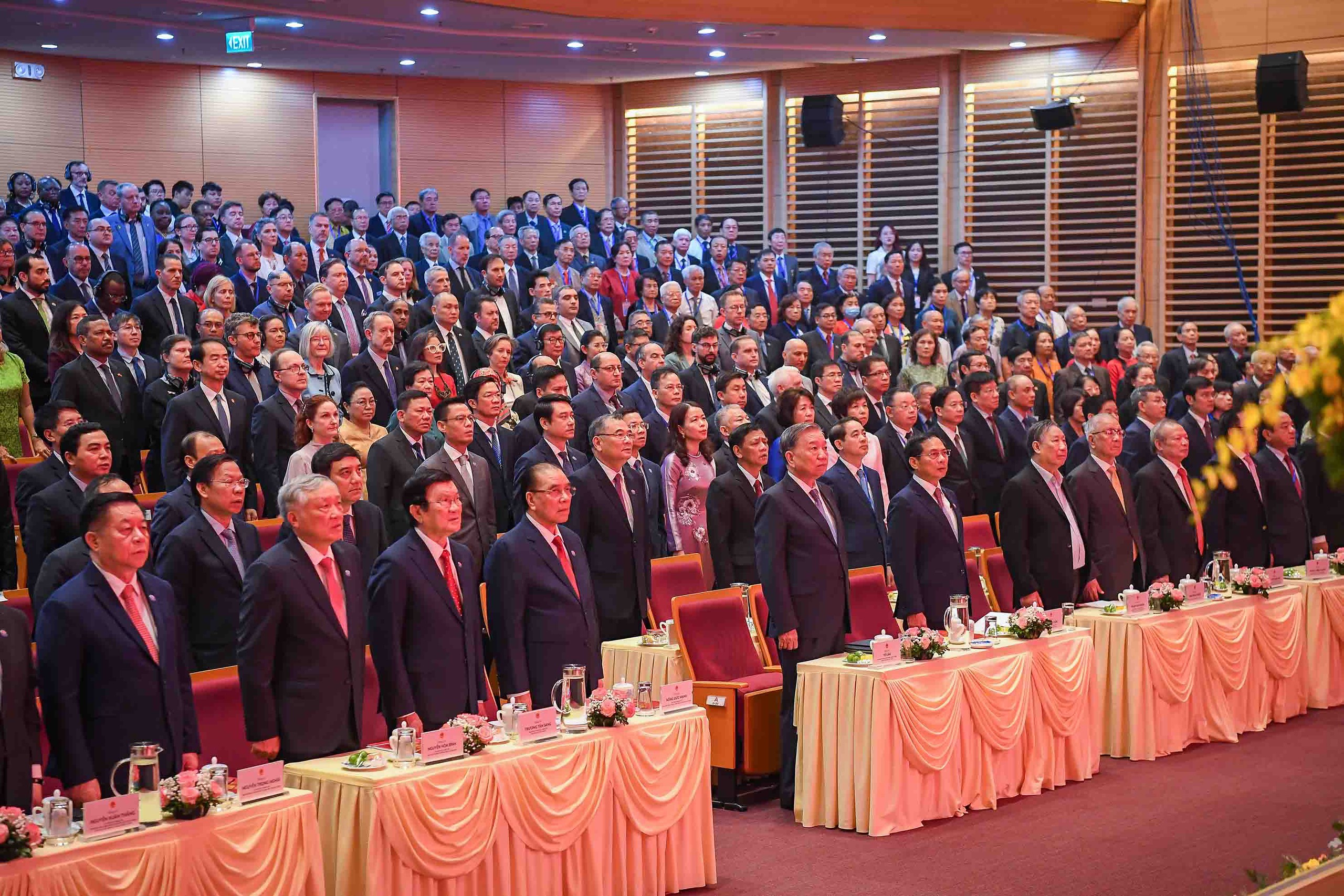 Tổng Bí thư Tô Lâm trao tặng bà Nguyễn Thị Bình danh hiệu “Anh hùng Lao động” - Ảnh 7.