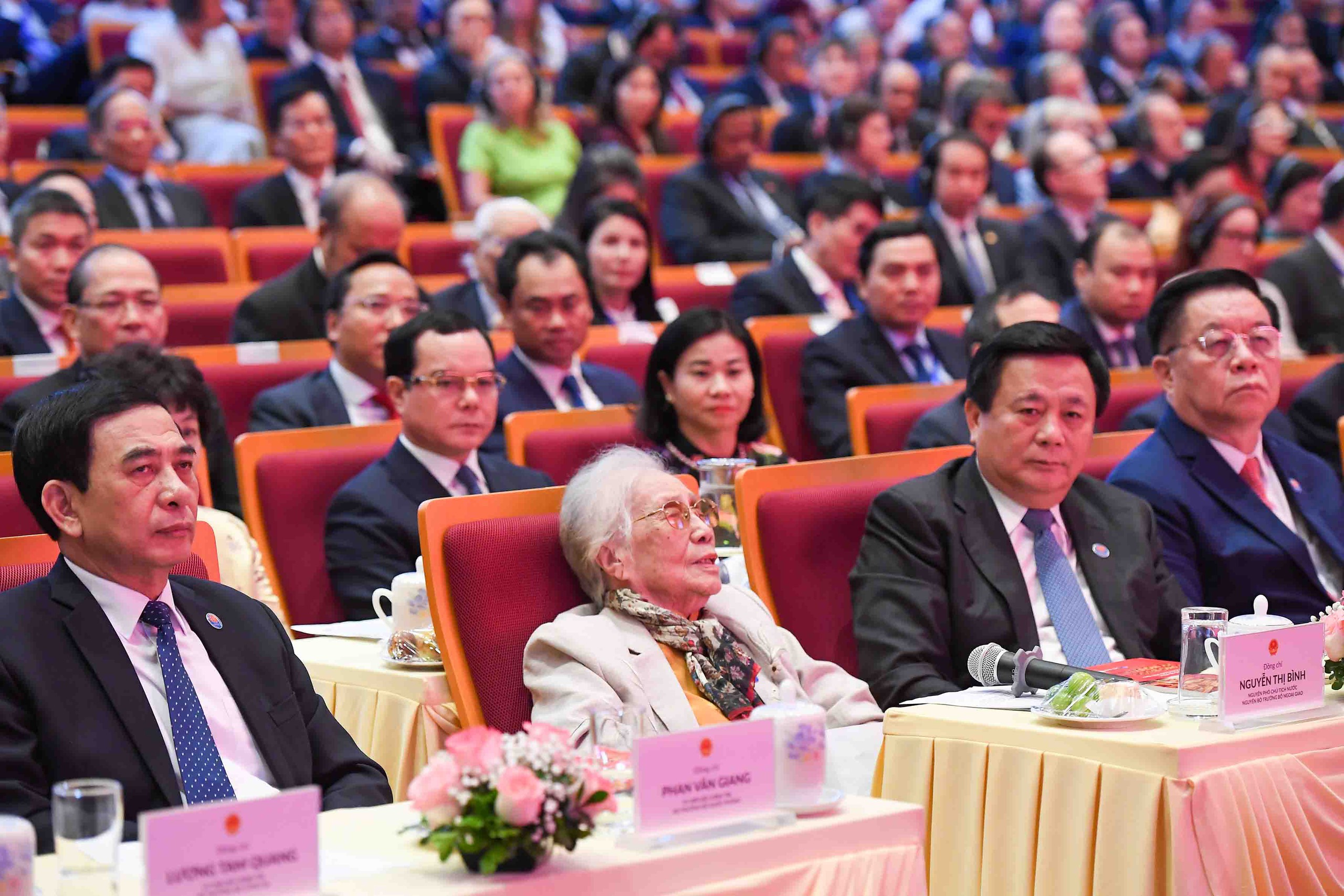 Tổng Bí thư Tô Lâm trao tặng bà Nguyễn Thị Bình danh hiệu “Anh hùng Lao động” - Ảnh 9.