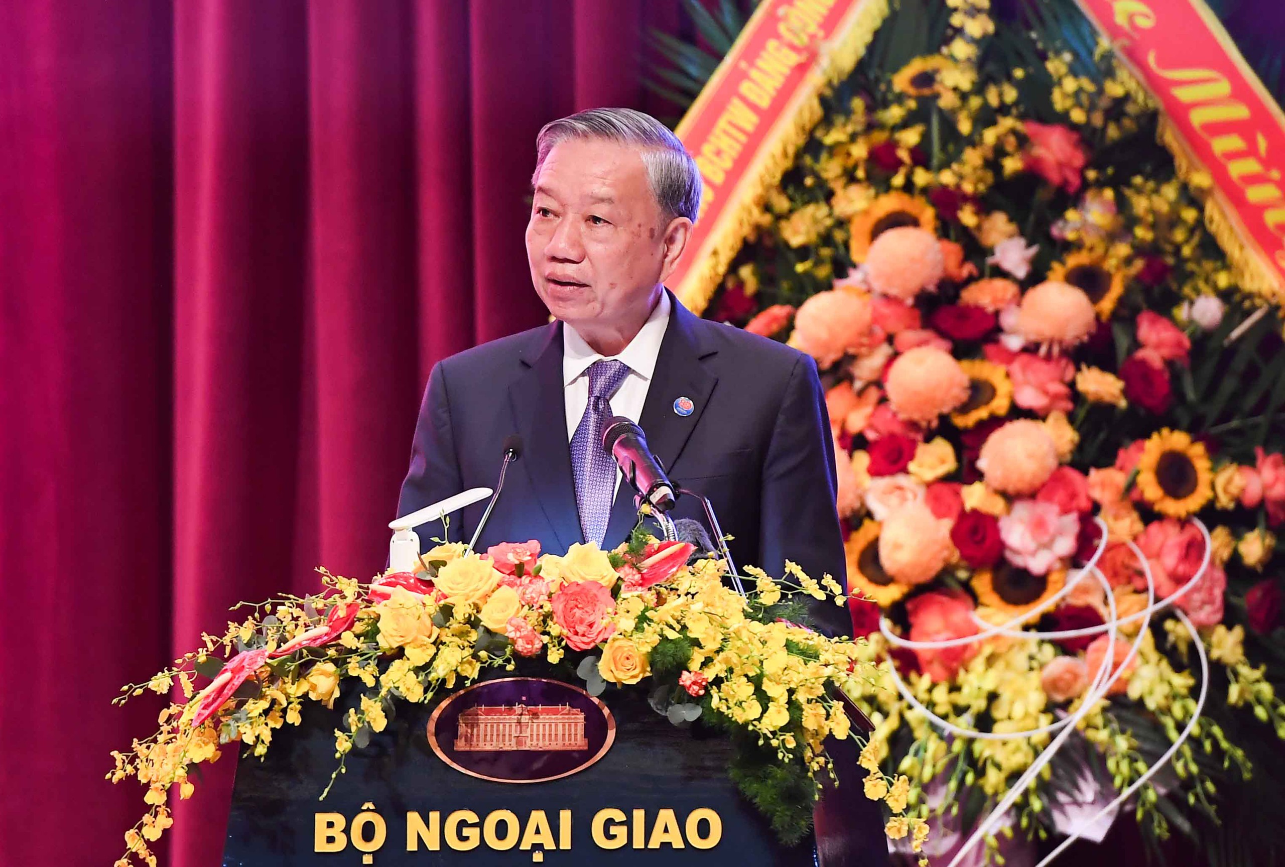 Tổng Bí thư Tô Lâm trao tặng bà Nguyễn Thị Bình danh hiệu “Anh hùng Lao động” - Ảnh 11.