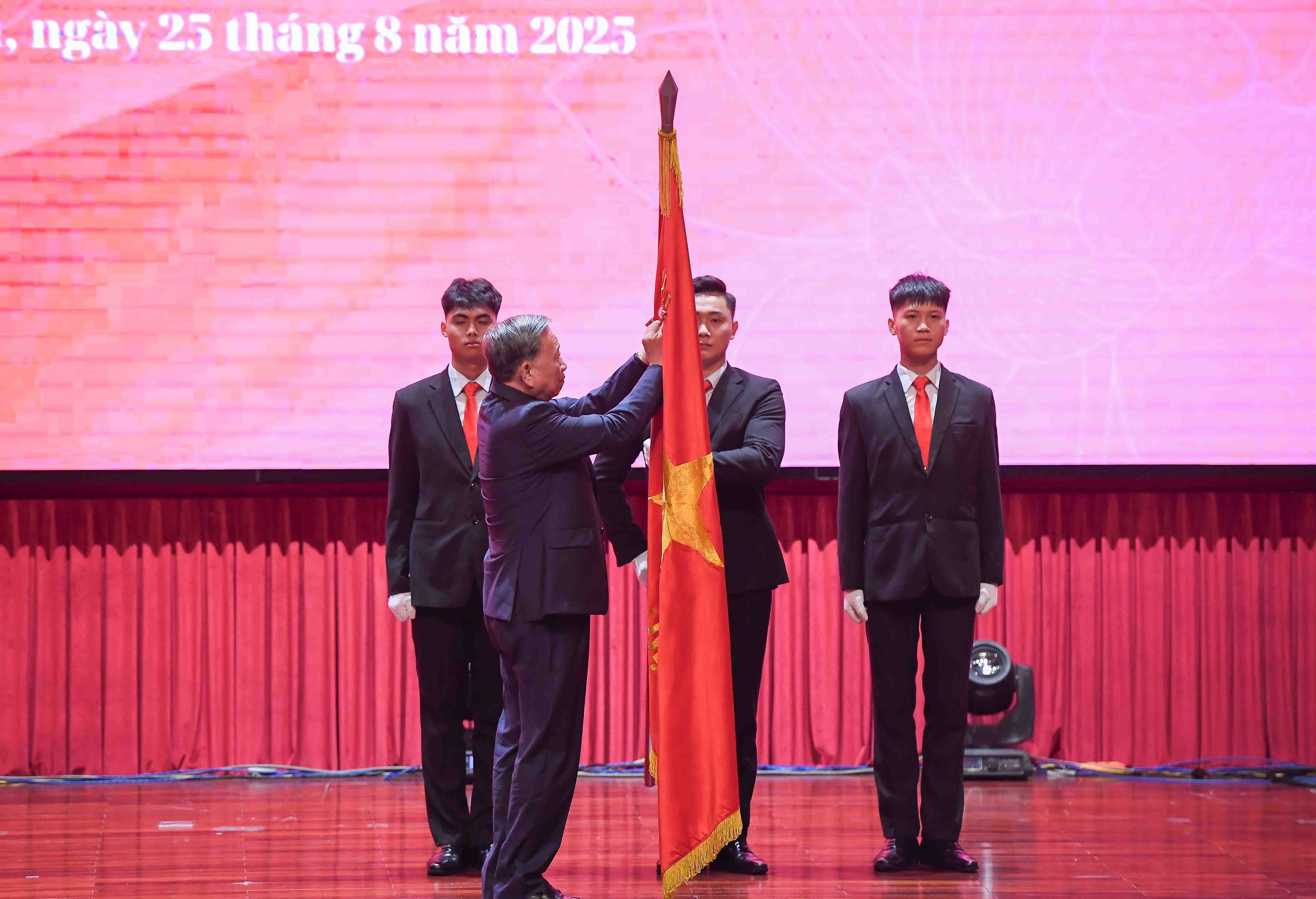 Tổng Bí thư Tô Lâm trao tặng bà Nguyễn Thị Bình danh hiệu “Anh hùng Lao động” - Ảnh 12.