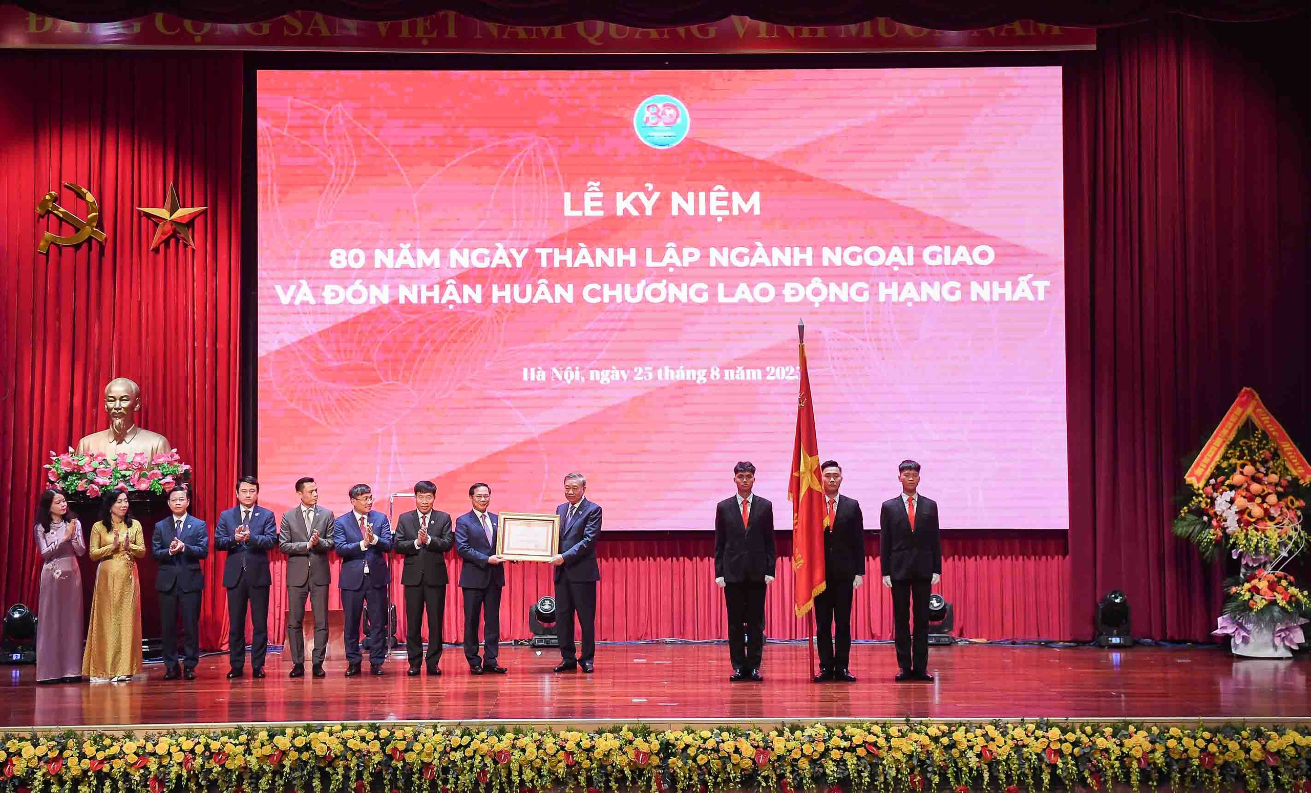 Tổng Bí thư Tô Lâm trao tặng bà Nguyễn Thị Bình danh hiệu “Anh hùng Lao động” - Ảnh 13.