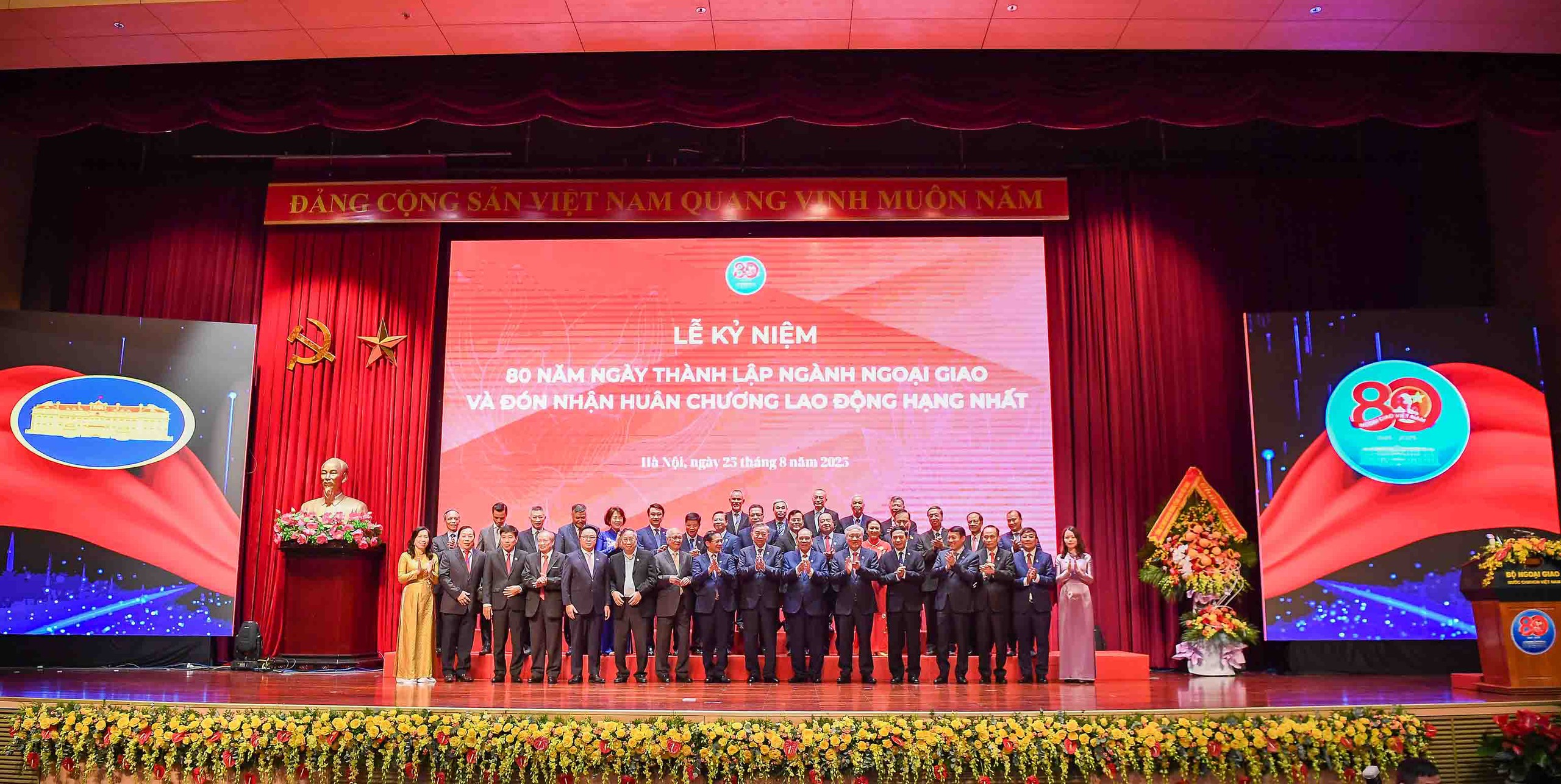 Tổng Bí thư Tô Lâm trao tặng bà Nguyễn Thị Bình danh hiệu “Anh hùng Lao động” - Ảnh 15.