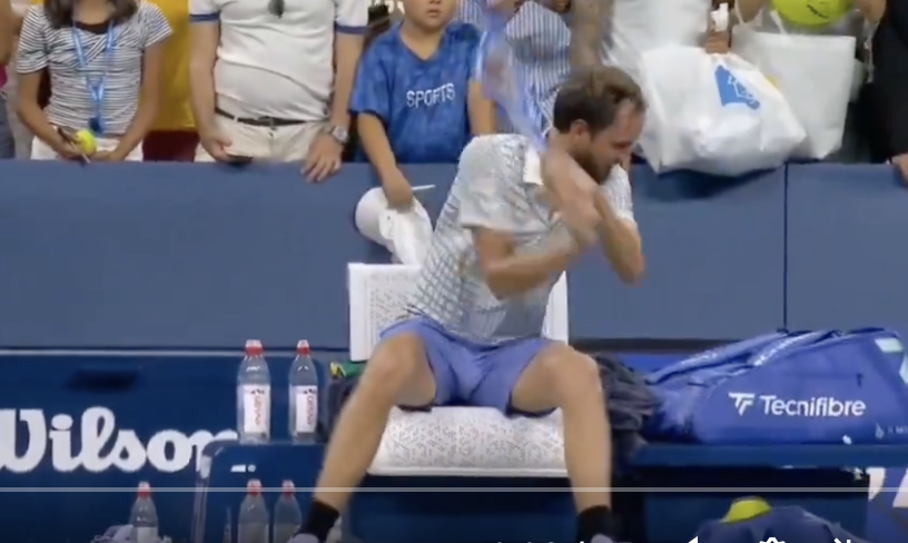 Miedwiediew zasłabł w pierwszej rundzie US Open i znów rozbił rakietę - zdjęcie 1. Medvedev sụp đổ ở vòng 1 US Open và lại đập vợt- Ảnh 1.