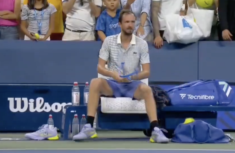 Miedwiediew zasłabł w pierwszej rundzie US Open i znów rozbił rakietę - zdjęcie 2. Medvedev sụp đổ ở vòng 1 US Open và lại đập vợt- Ảnh 2.