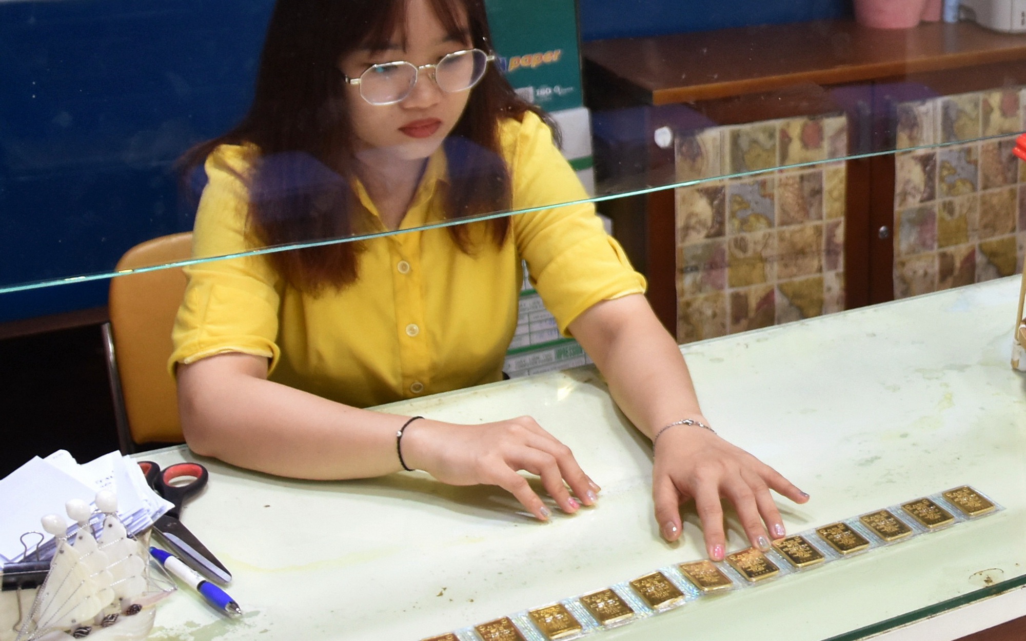 Giá vàng miếng SJC có mốc 130 triệu đồng, nhiều người thấy khó tin - Ảnh 1.