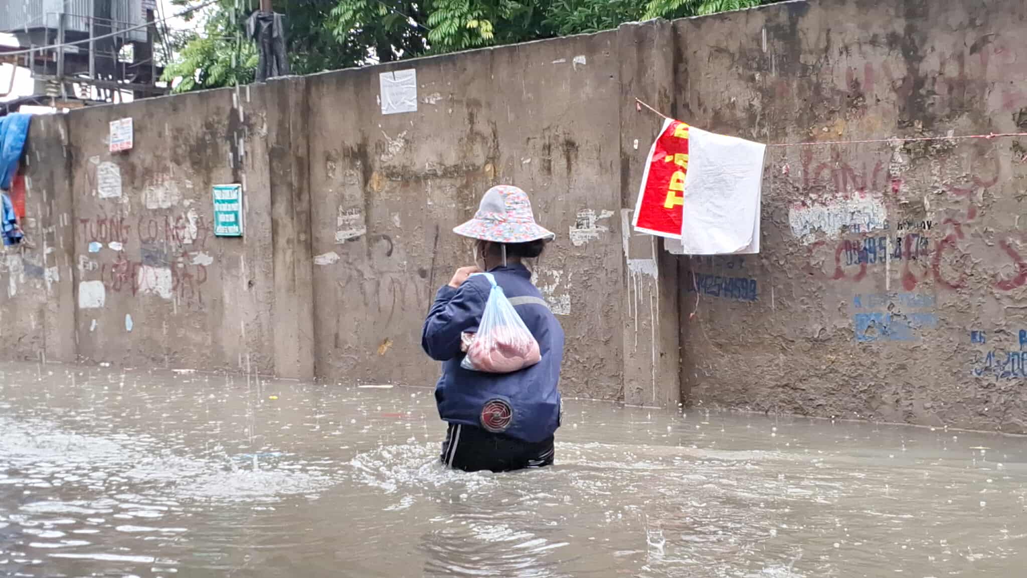 Phố ở Hà Nội "biến thành sông", nhiều khu vực bị chia cắt  - Ảnh 1.
