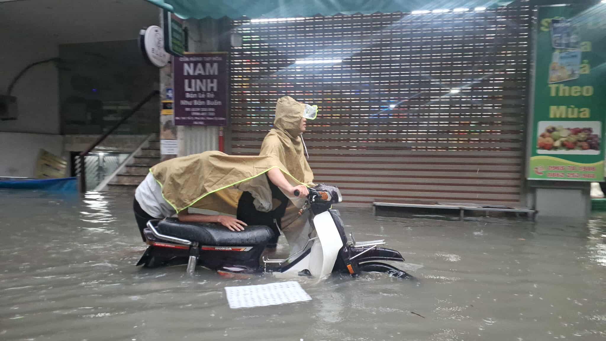 Hà Nội ngập lụt nghiêm trọng , nhiều khu vực bị chia cắt Do mưa lớn - Ảnh 1.
