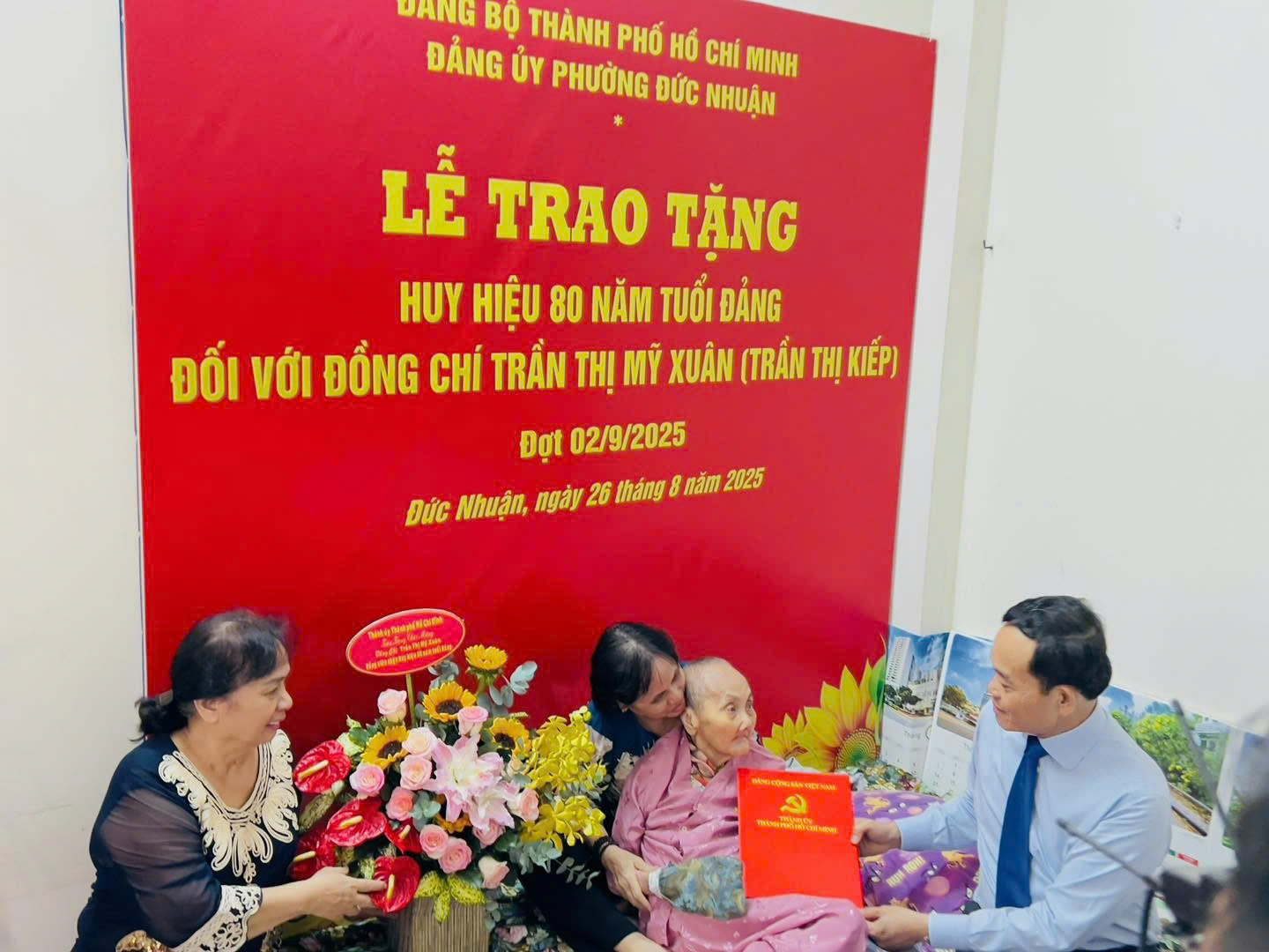 Tân Bí thư Thành ủy TP HCM Trần Lưu Quang trao Huy hiệu 80 năm tuổi Đảng cho đảng viên 100 tuổi - Ảnh 1.