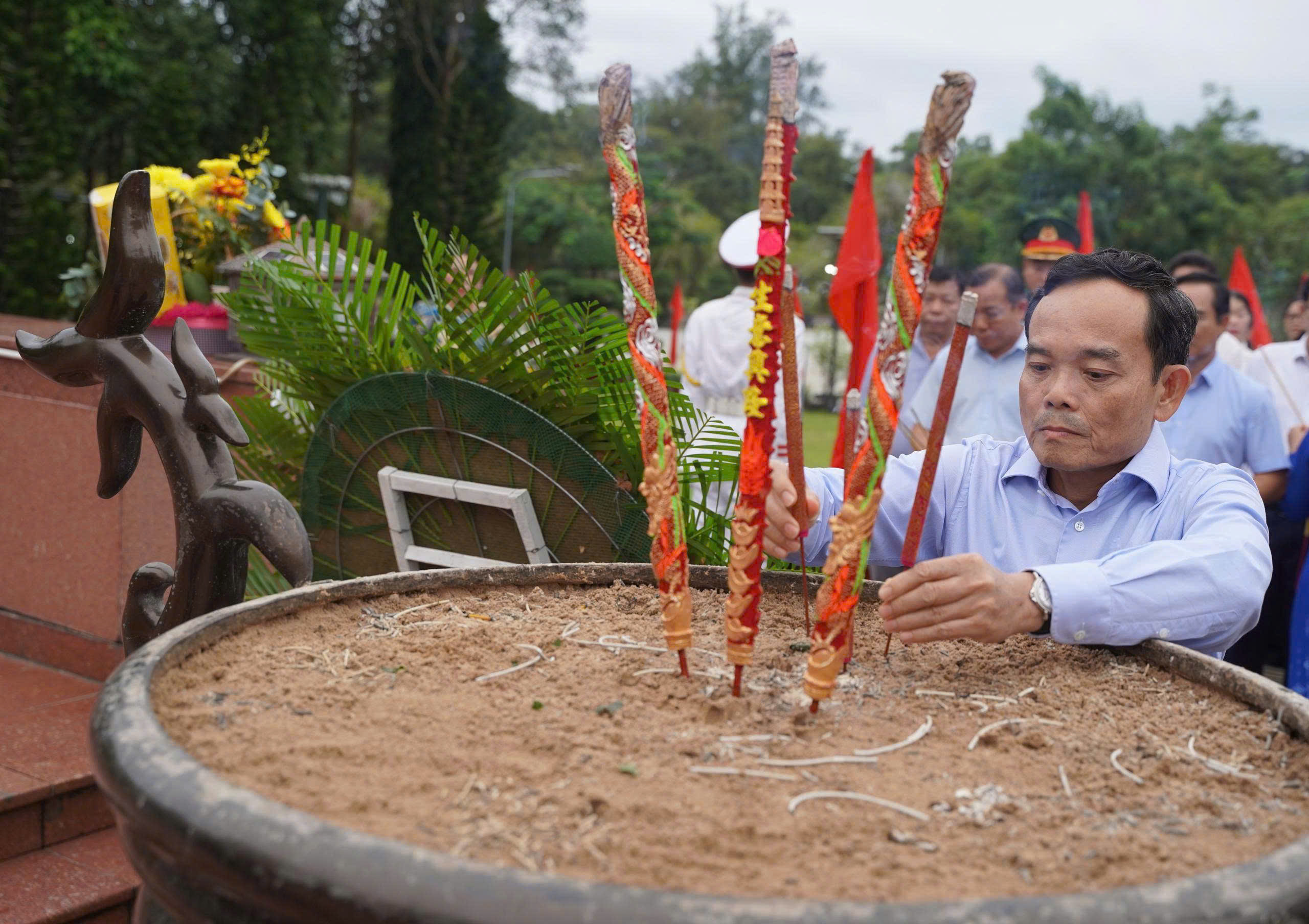 Bí thư Thành ủy TP HCM Trần Lưu Quang tri ân các Anh hùng liệt sĩ, đồng bào yêu nước tại Côn Đảo- Ảnh 4. Bí thư Thành ủy TP HCM Trần Lưu Quang tri ân các Anh hùng liệt sĩ, đồng bào yêu nước tại Côn Đảo- Ảnh 4.