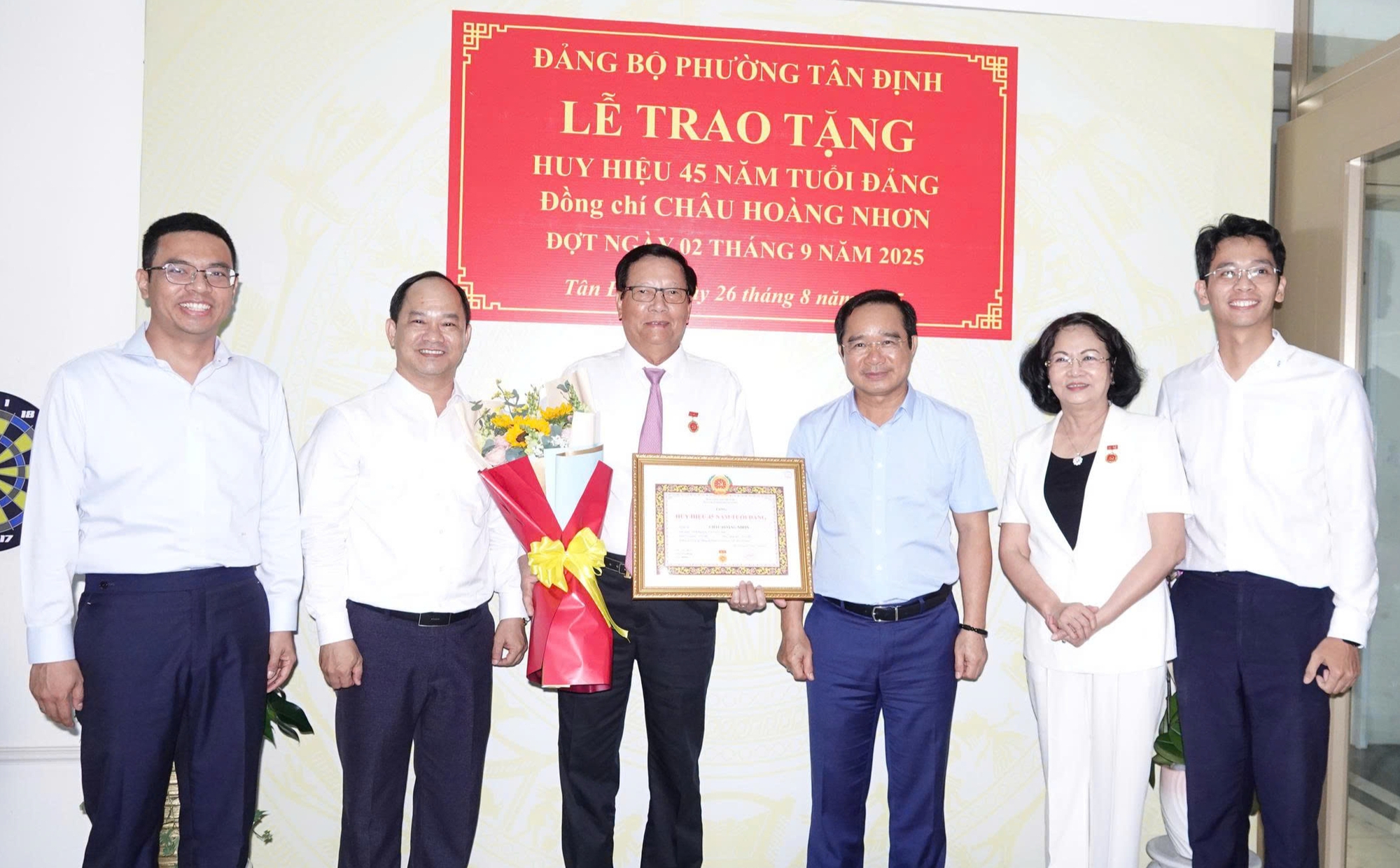 Chủ tịch UBND TP HCM trao Huy hiệu Đảng cho phu quân nguyên Phó Chủ tịch nước- Ảnh 1.