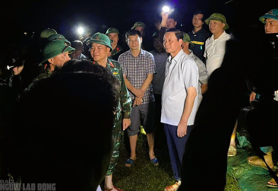 Vỡ đê kênh trong đêm, Chủ tịch tỉnh Thanh Hóa tới hiện trường chỉ đạo khắc phục- Ảnh 3. Vỡ đê kênh trong đêm, Chủ tịch tỉnh Thanh Hóa tới hiện trường chỉ đạo khắc phục- Ảnh 3.