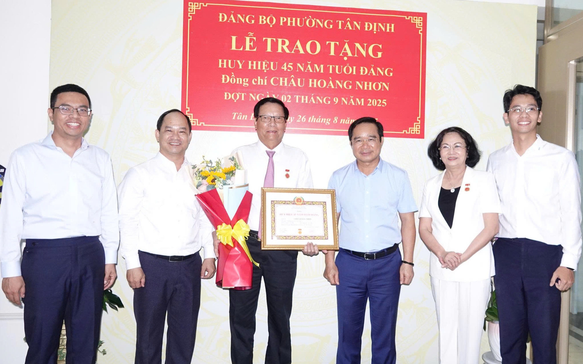 Lãnh đạo TP HCM trao Huy hiệu Đảng cho đảng viên lão thành 80 năm tuổi Đảng - Ảnh 3.