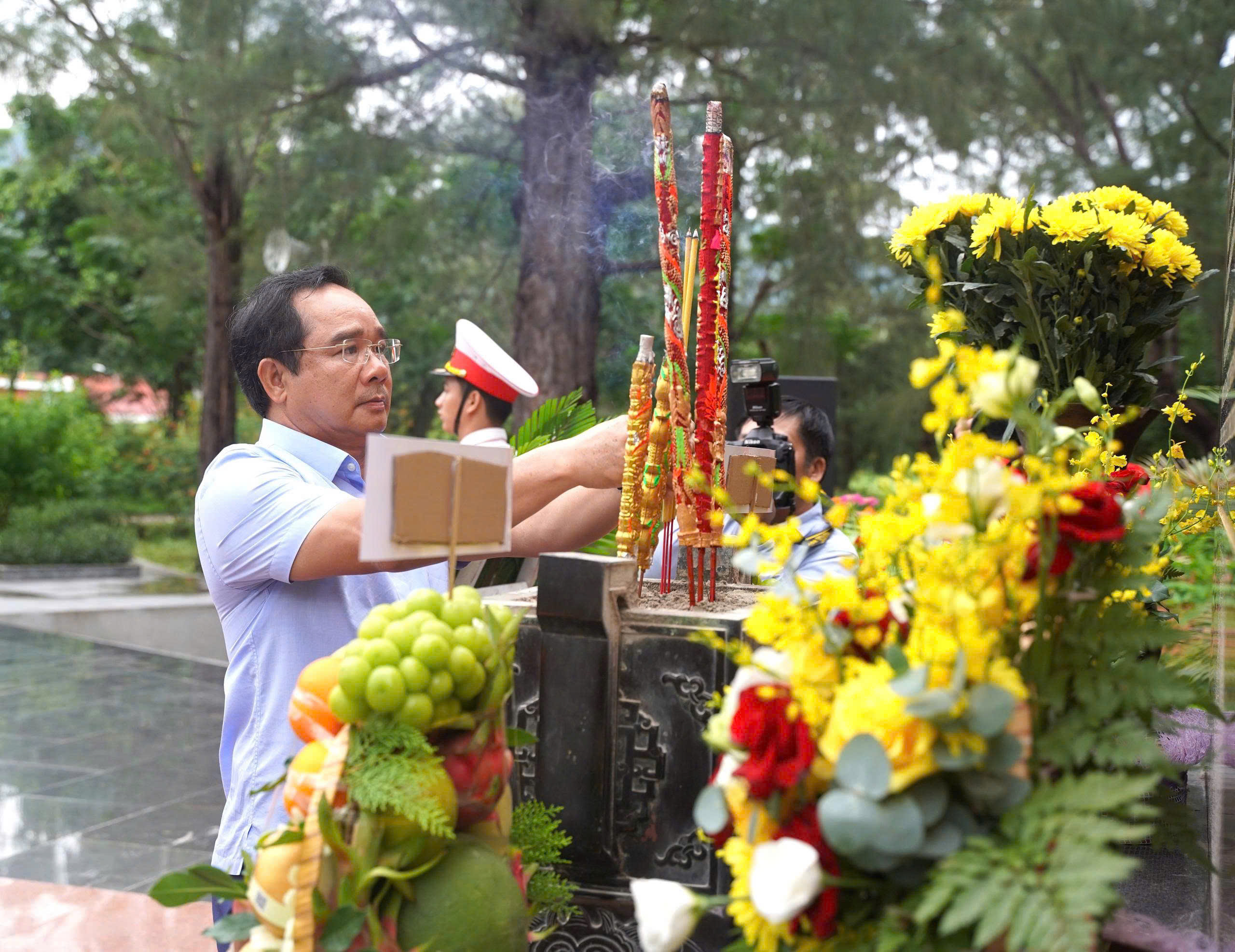 Bí thư Thành ủy TP HCM Trần Lưu Quang tri ân các Anh hùng liệt sĩ, đồng bào yêu nước tại Côn Đảo- Ảnh 3. Bí thư Thành ủy TP HCM Trần Lưu Quang tri ân các Anh hùng liệt sĩ, đồng bào yêu nước tại Côn Đảo- Ảnh 3.