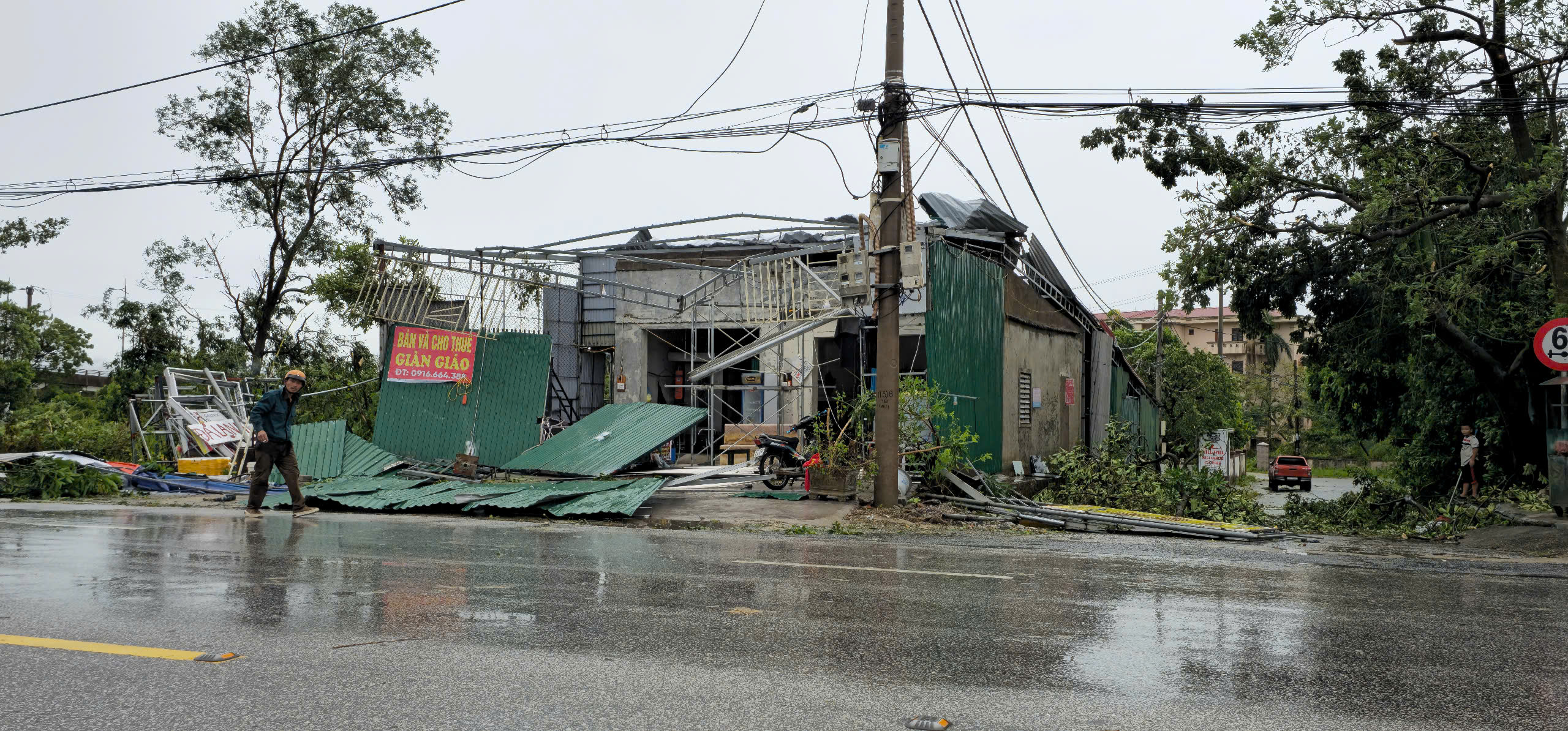 Hà Tĩnh: 10 người thương vong, hàng ngàn ngôi nhà cây cối bị gãy đổ, tốc mái do bão số 5- Ảnh 2.