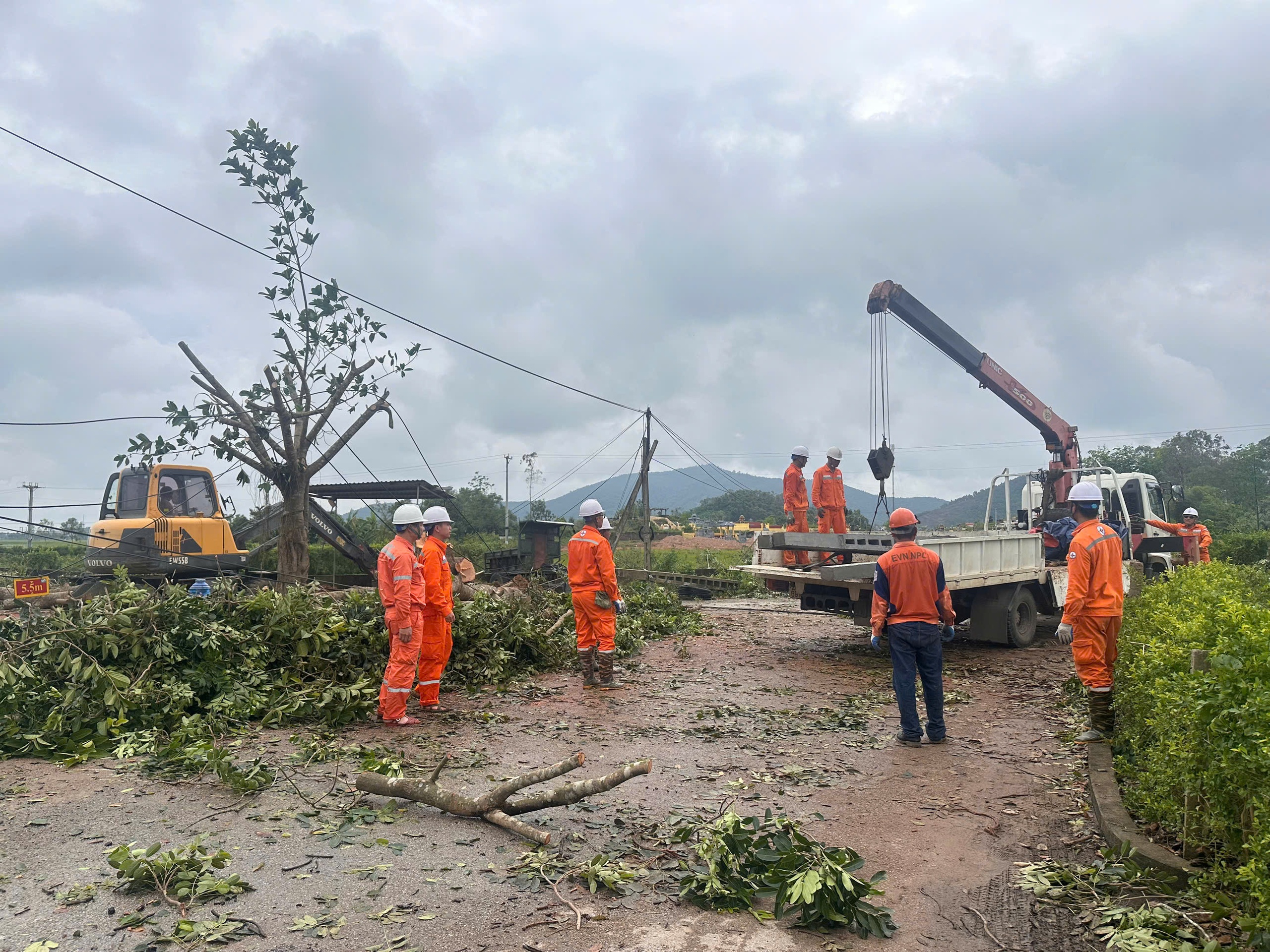 Khẩn trương khắc phục hậu quả bão số 5 - Ảnh 1. Khẩn trương khắc phục hậu quả bão số 5 - Ảnh 1.