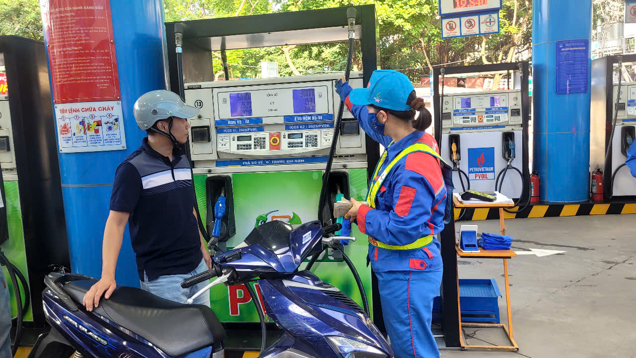 Lộ trình chuyển đổi xăng e10: Doanh nghiệp và người tiêu dùng băn khoăn - Ảnh 1. Lộ trình chuyển đổi xăng e10: Doanh nghiệp và người tiêu dùng băn khoăn - Ảnh 1.