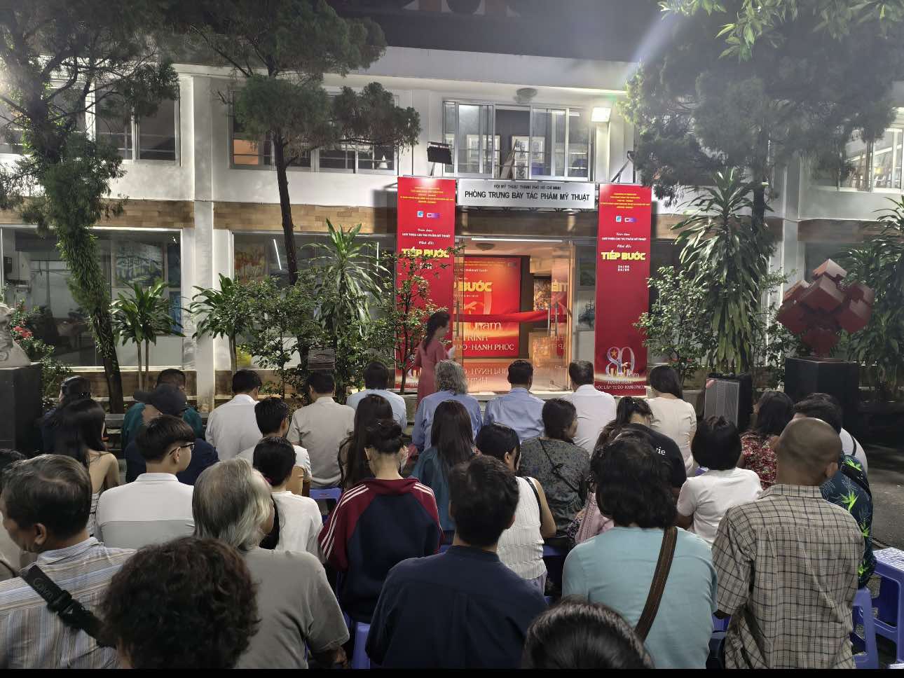 Hào hứng với triển lãm mỹ thuật ấn tượng mang chủ đề "Tiếp bước"- Ảnh 1. Hào hứng với triển lãm mỹ thuật ấn tượng mang chủ đề "Tiếp bước"- Ảnh 1.