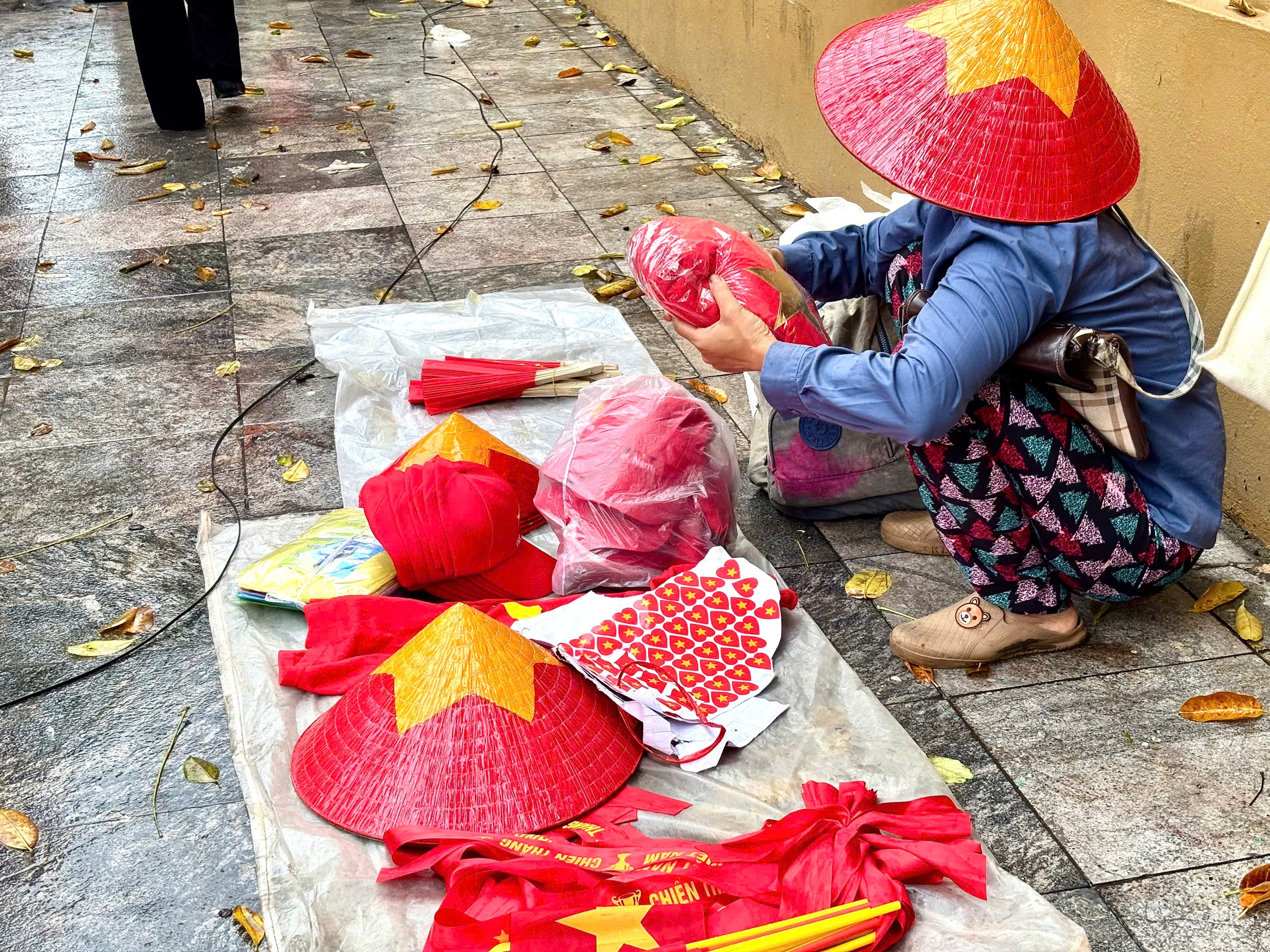 Không chỉ khách sạn, ăn uống, 4 mặt hàng này khiến người dân tranh nhau mua dịp diễu binh - Ảnh 1.