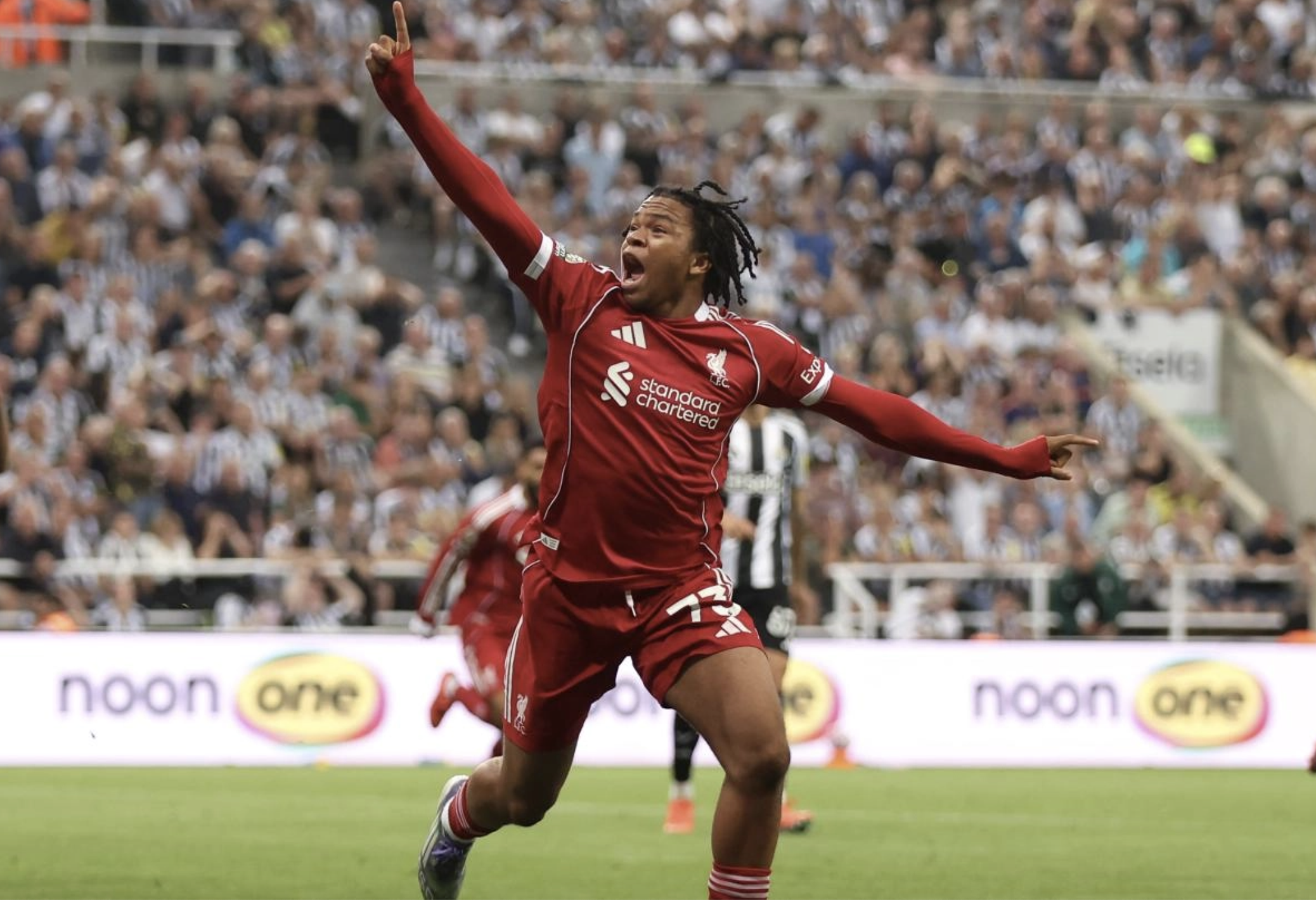 Cơn sốt mang tên Rio Ngumoha tại sân cỏ Ngoại hạng Anh - Ảnh 3.