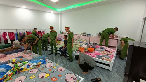 Bắt quả tang 6 cặp nam nữ mua bán dâm trong 2 cơ massage ở Đắk Lắk- Ảnh 1. Bắt quả tang 6 cặp nam nữ mua bán dâm trong 2 cơ massage ở Đắk Lắk- Ảnh 1.