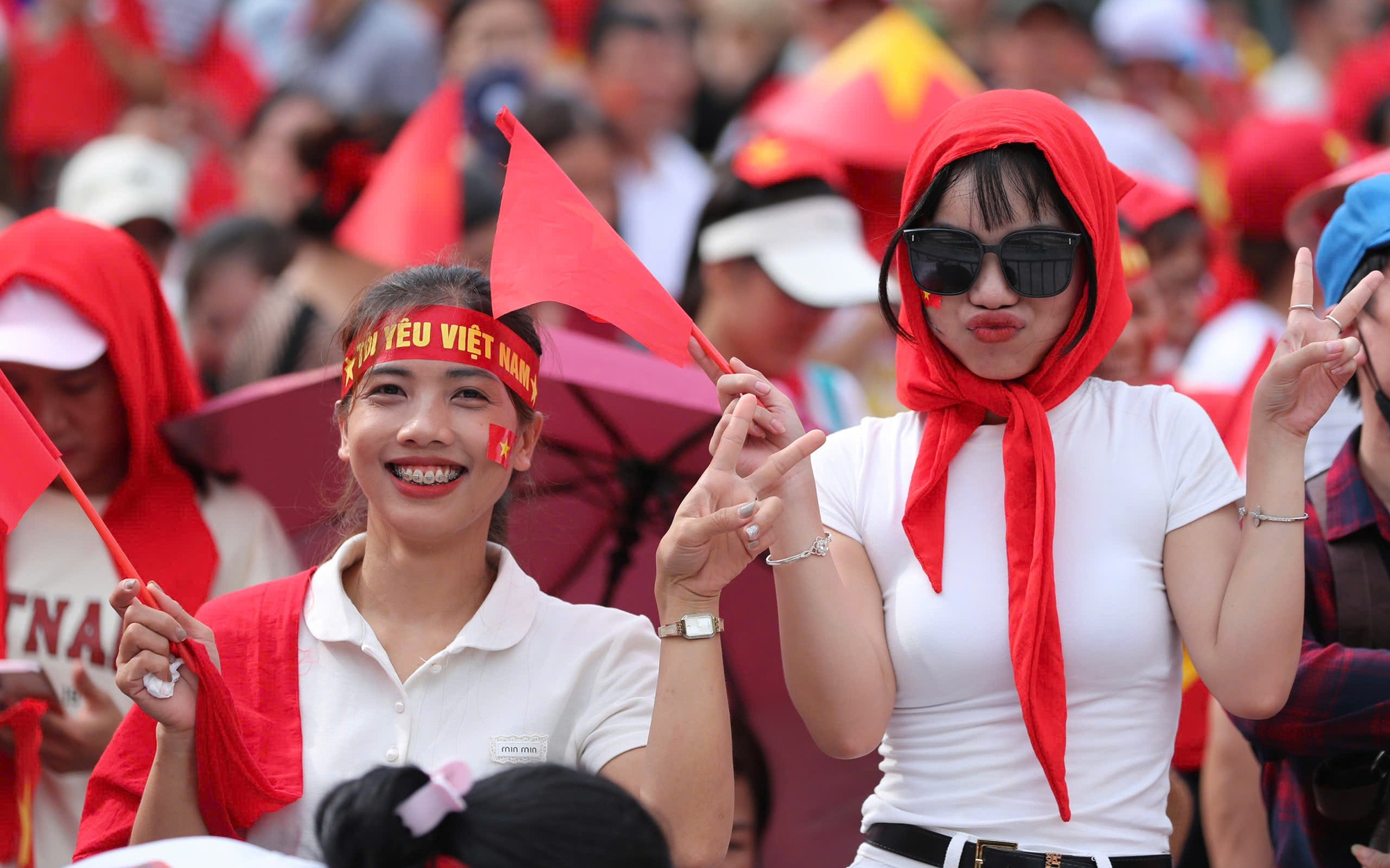 “Bộ đội nhí” chìa tay chào chiến sĩ cơ động tại buổi sơ duyệt diễu binh - Ảnh 1.