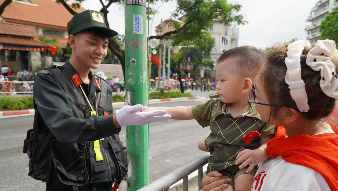 Bộ đội nhí chào chiến sĩ cơ động tại buổi sơ duyệt diễu binh 80 năm Quốc khánh - Ảnh 1. Bộ đội nhí chào chiến sĩ cơ động tại buổi sơ duyệt diễu binh 80 năm Quốc khánh - Ảnh 1.