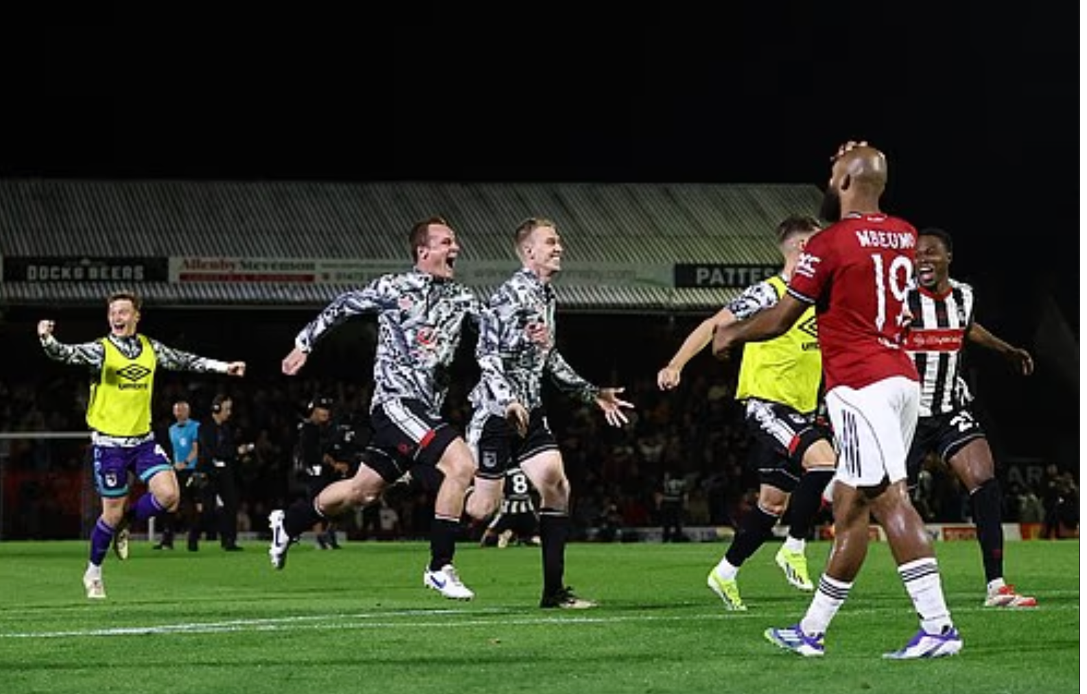 Grimsby created a historic shock, eliminating Man United from the League Cup - Photo 5. Grimsby tạo cú sốc lịch sử, loại Man United khỏi League Cup- Ảnh 5.