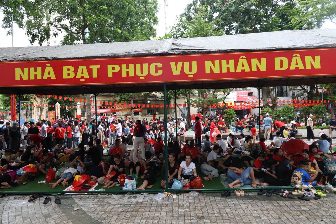 Hà Nội lắp dựng 10 nhà bạt dã chiến phục vụ người dân xem diễu binh , diễu hành - Ảnh 1. Hà Nội lắp dựng 10 nhà bạt dã chiến phục vụ người dân xem diễu binh , diễu hành - Ảnh 1.