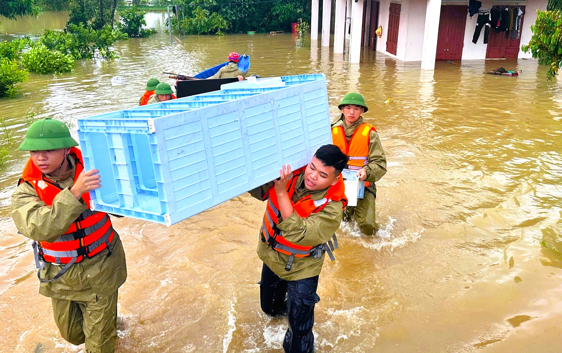 Ngập lụt khắp nơi, Công an Thanh Hóa trắng đêm giúp dân chạy lụt - Ảnh 9.