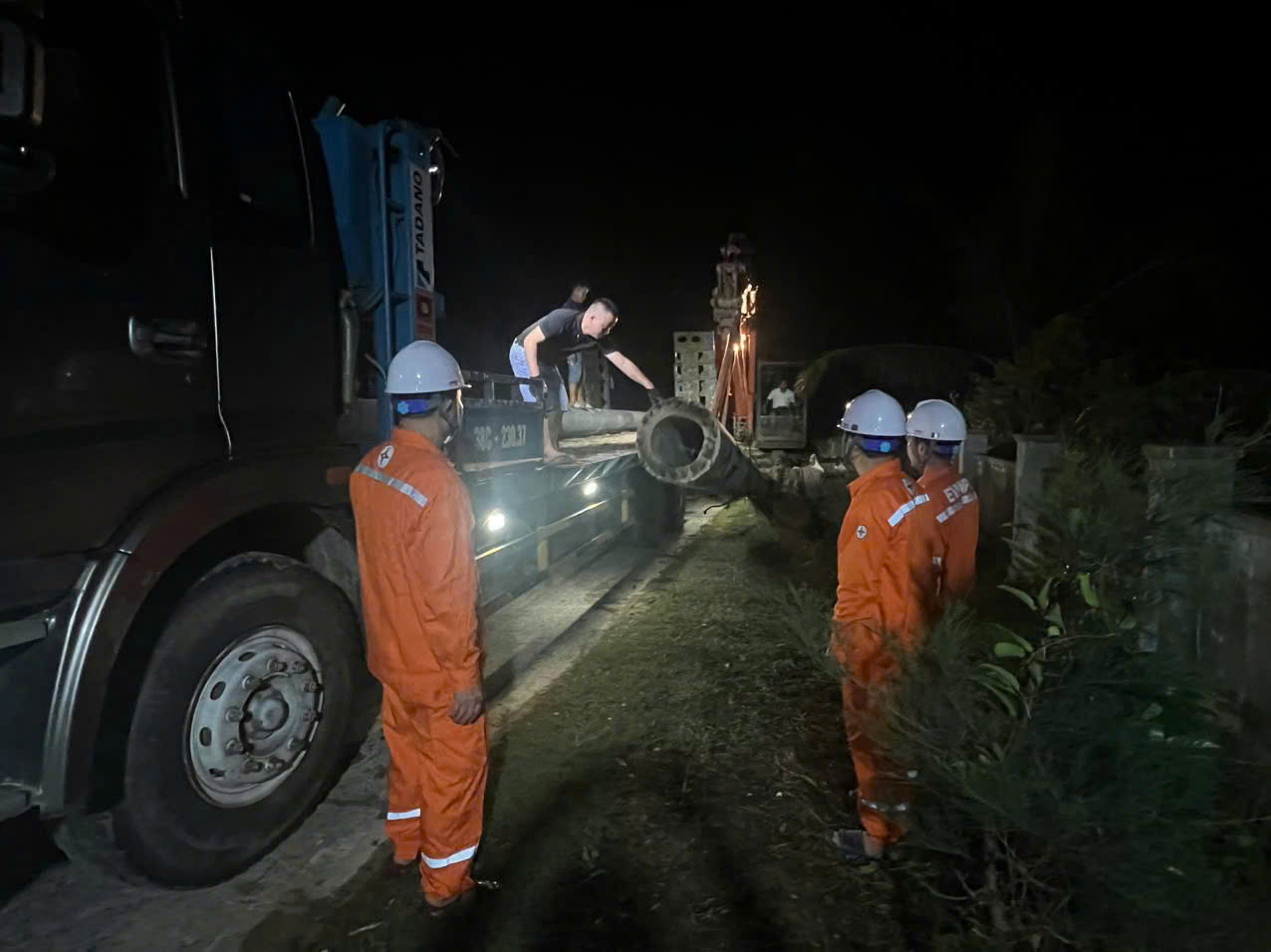 Hà Tĩnh: Tổng lực khắc phục điện lưới do bão số 5 gây ra- Ảnh 7. Hà Tĩnh: Tổng lực khắc phục điện lưới do bão số 5 gây ra- Ảnh 7.