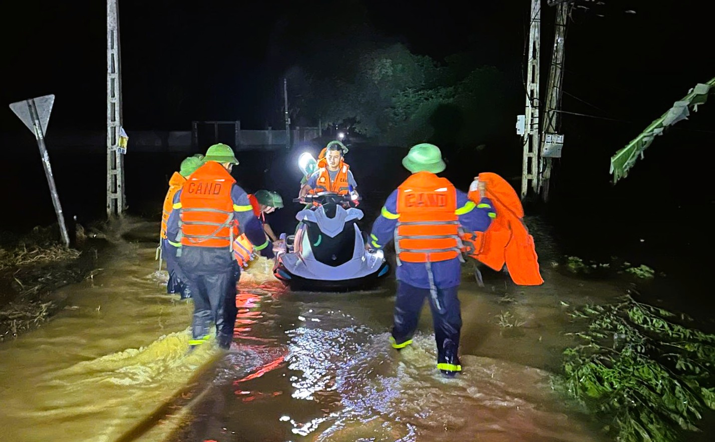 Ngập lụt khắp nơi, Công an Thanh Hóa trắng đêm giúp dân chạy lụt - Ảnh 4.