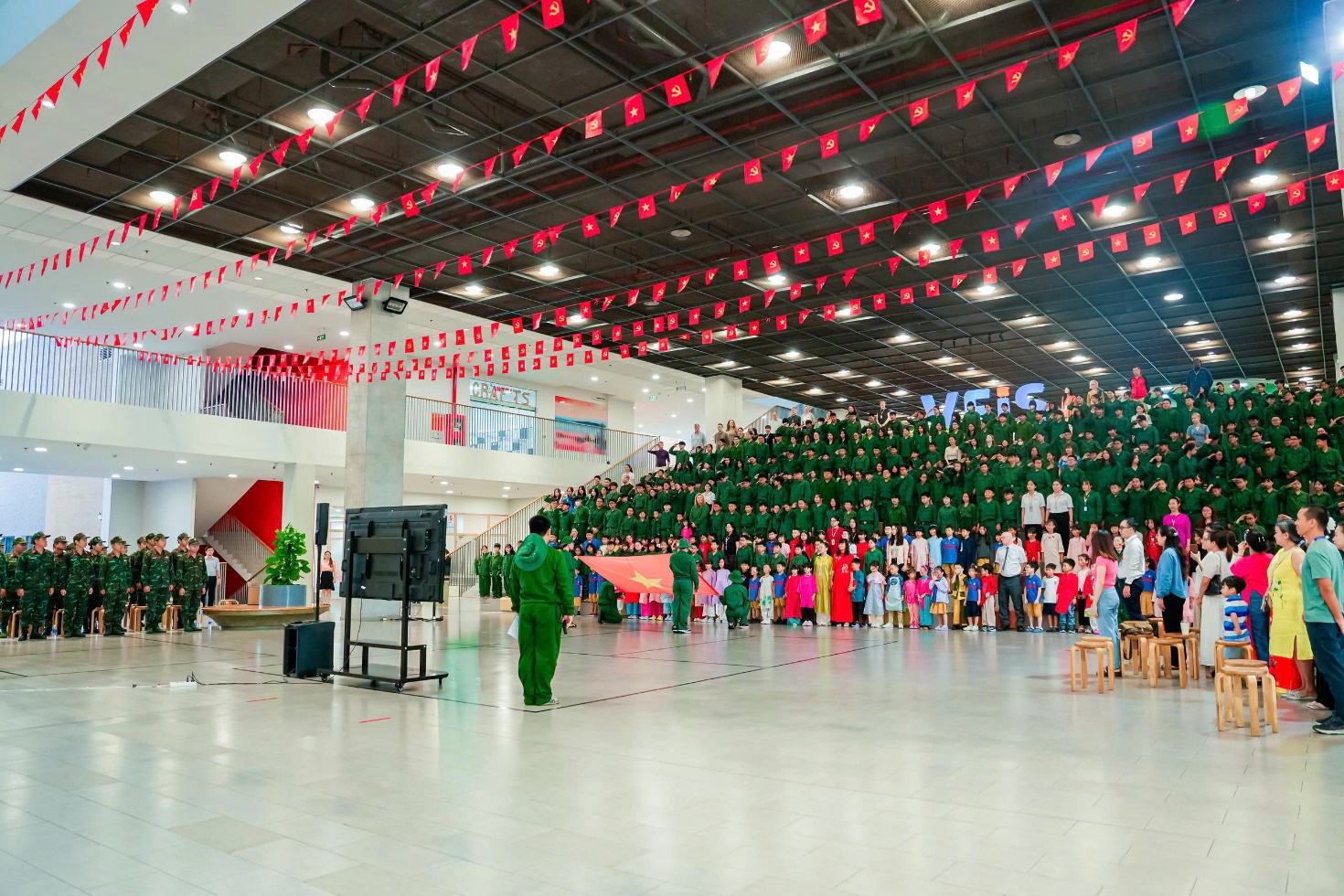 Trước ngày Quốc khánh, học sinh thích thú khi “hóa thân” thành chú bộ đội - Ảnh 1.