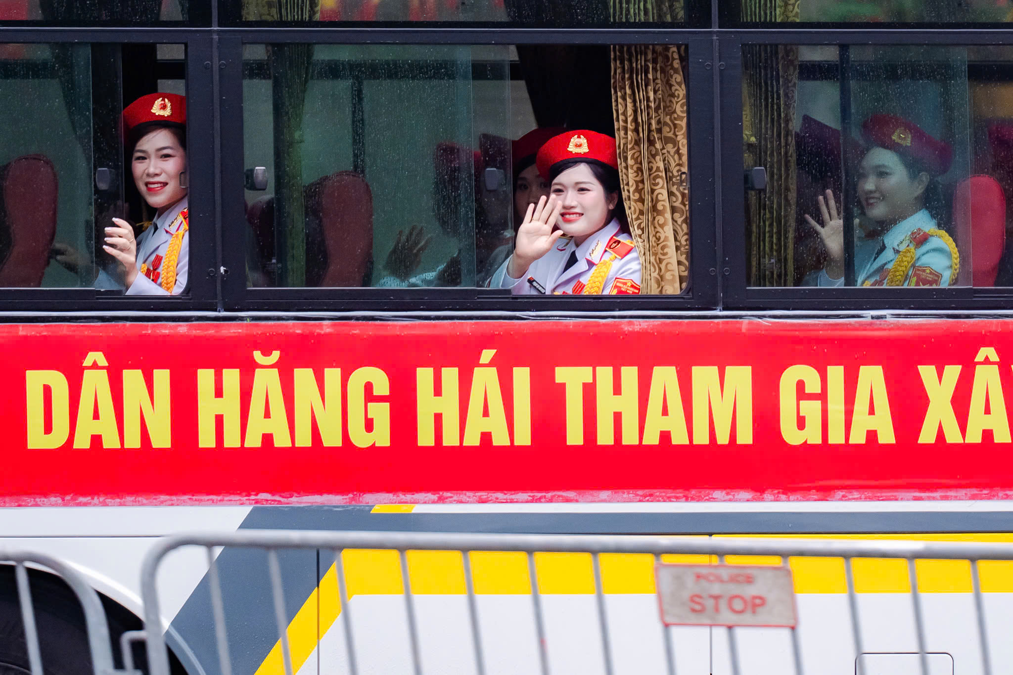 VIDEO: Khoảnh khắc đáng yêu mà bộ đội và người dân dành cho nhau tại điểm tập kết tối Sơ duyệt A80- Ảnh 7. VIDEO: Khoảnh khắc đáng yêu mà bộ đội và người dân dành cho nhau tại điểm tập kết tối Sơ duyệt A80- Ảnh 7.