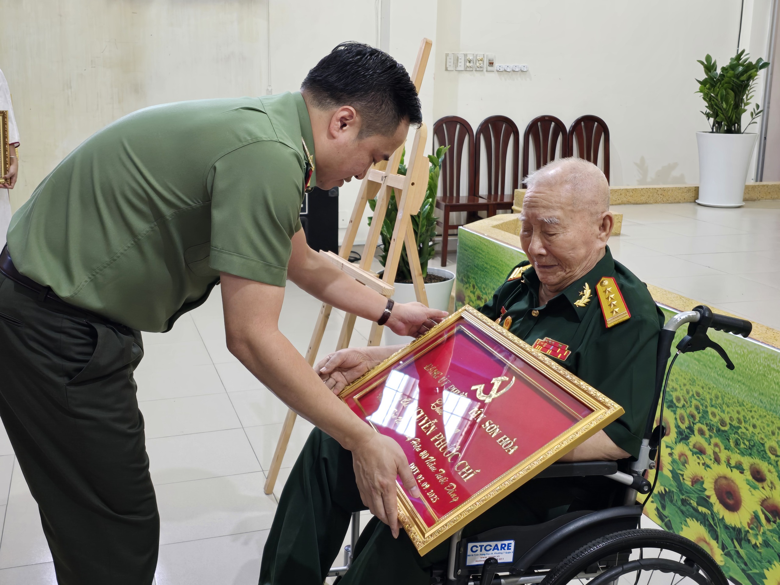 Trung tướng Mai Hoàng trao Huy hiệu Đảng tại phường Tân Sơn Hoà- Ảnh 1. Trung tướng Mai Hoàng trao Huy hiệu Đảng tại phường Tân Sơn Hoà- Ảnh 1.