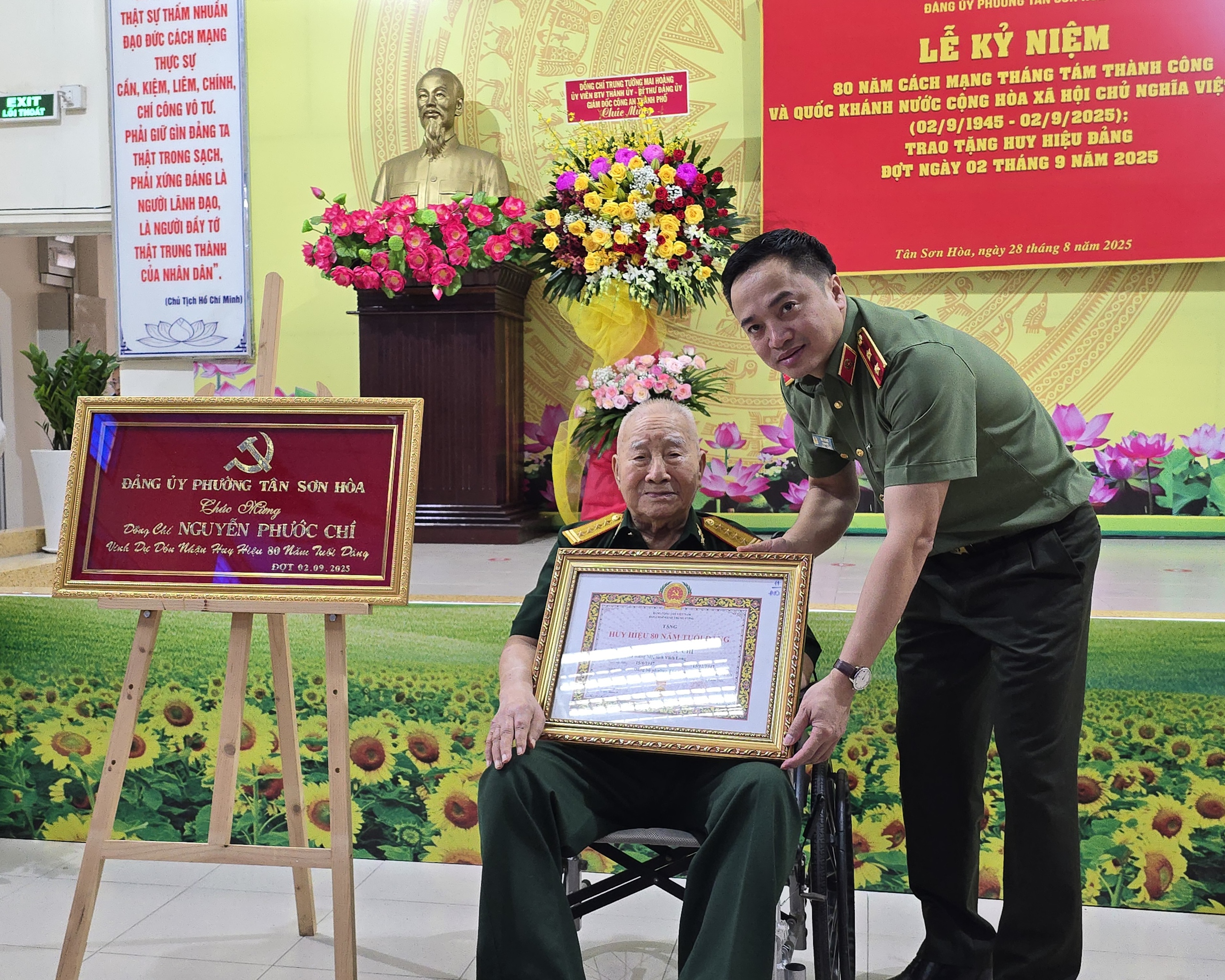 Trung tướng Mai Hoàng trao Huy hiệu Đảng tại phường Tân Sơn Hoà- Ảnh 2. Trung tướng Mai Hoàng trao Huy hiệu Đảng tại phường Tân Sơn Hoà- Ảnh 2.