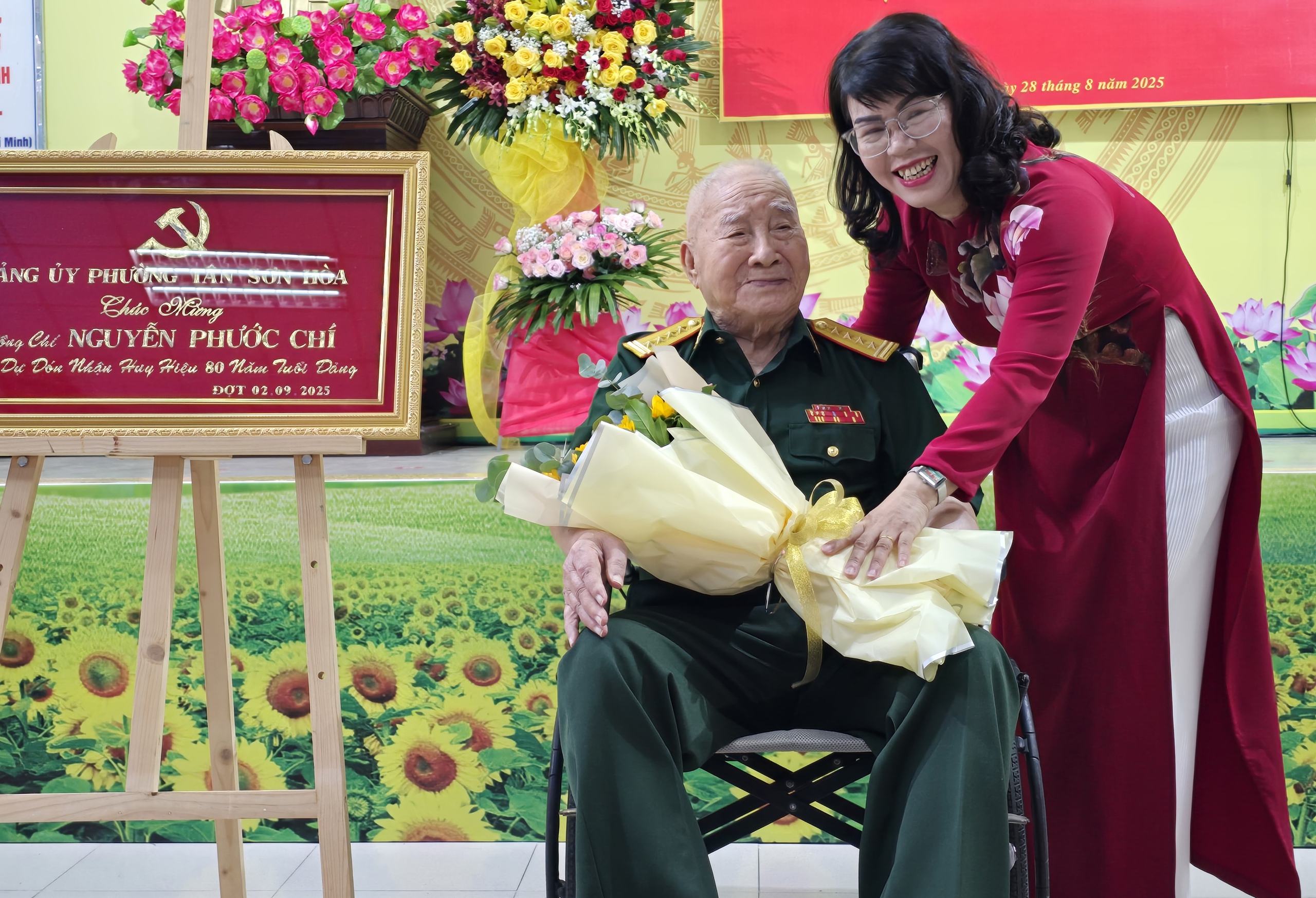 Trung tướng Mai Hoàng trao Huy hiệu Đảng tại phường Tân Sơn Hoà- Ảnh 4. Trung tướng Mai Hoàng trao Huy hiệu Đảng tại phường Tân Sơn Hoà- Ảnh 4.
