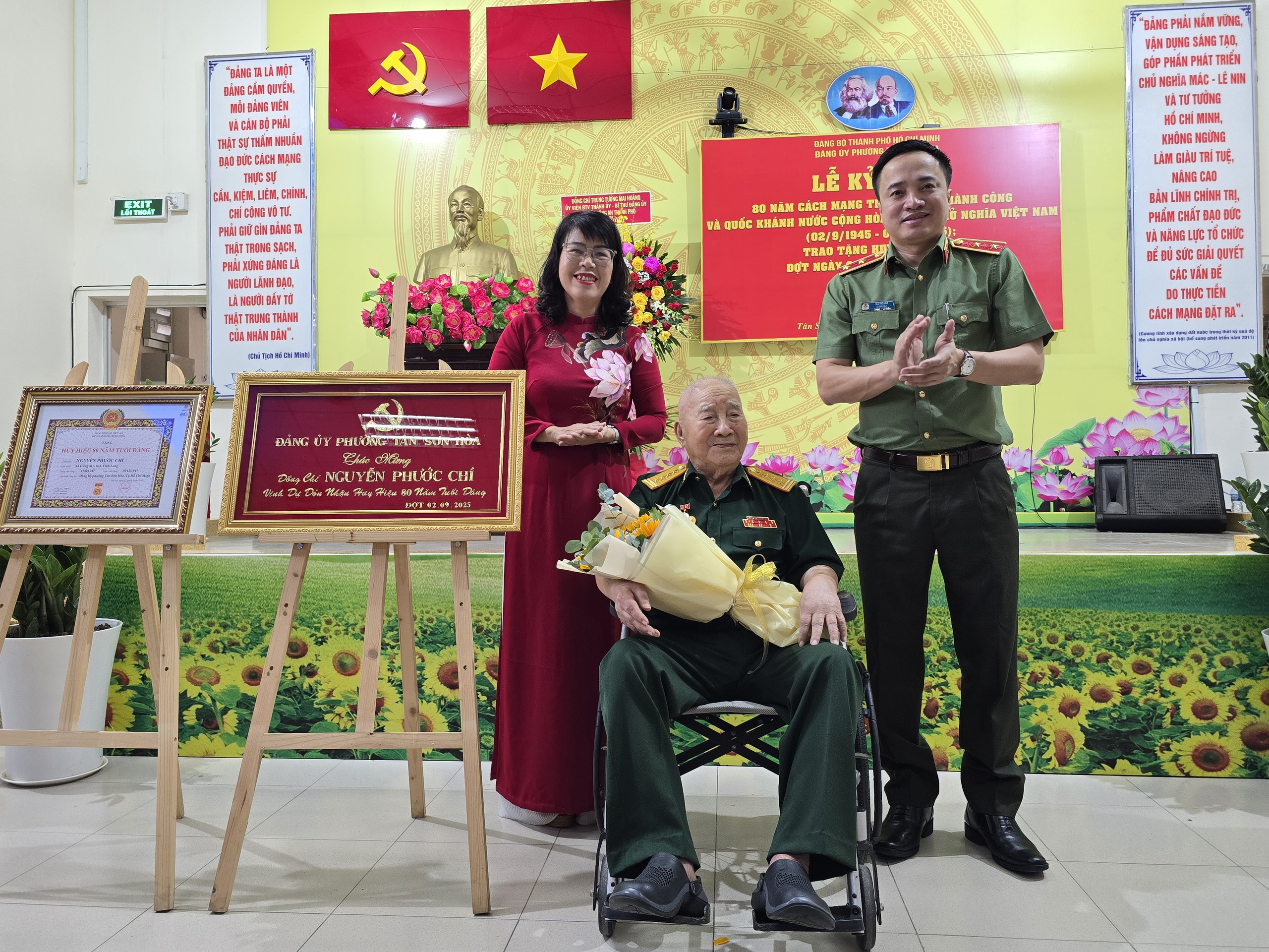 Trung tướng Mai Hoàng trao Huy hiệu Đảng tại phường Tân Sơn Hoà- Ảnh 3. Trung tướng Mai Hoàng trao Huy hiệu Đảng tại phường Tân Sơn Hoà- Ảnh 3.