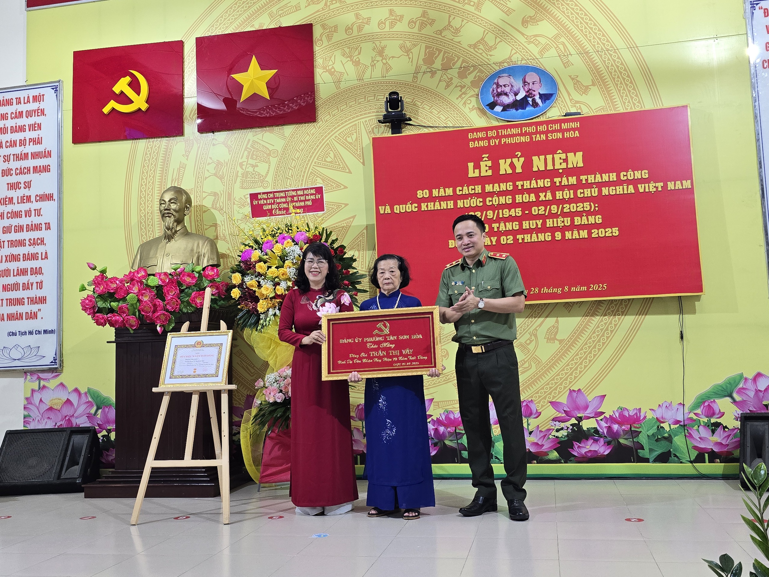 Trung tướng Mai Hoàng trao Huy hiệu Đảng tại phường Tân Sơn Hoà- Ảnh 5. Trung tướng Mai Hoàng trao Huy hiệu Đảng tại phường Tân Sơn Hoà- Ảnh 5.