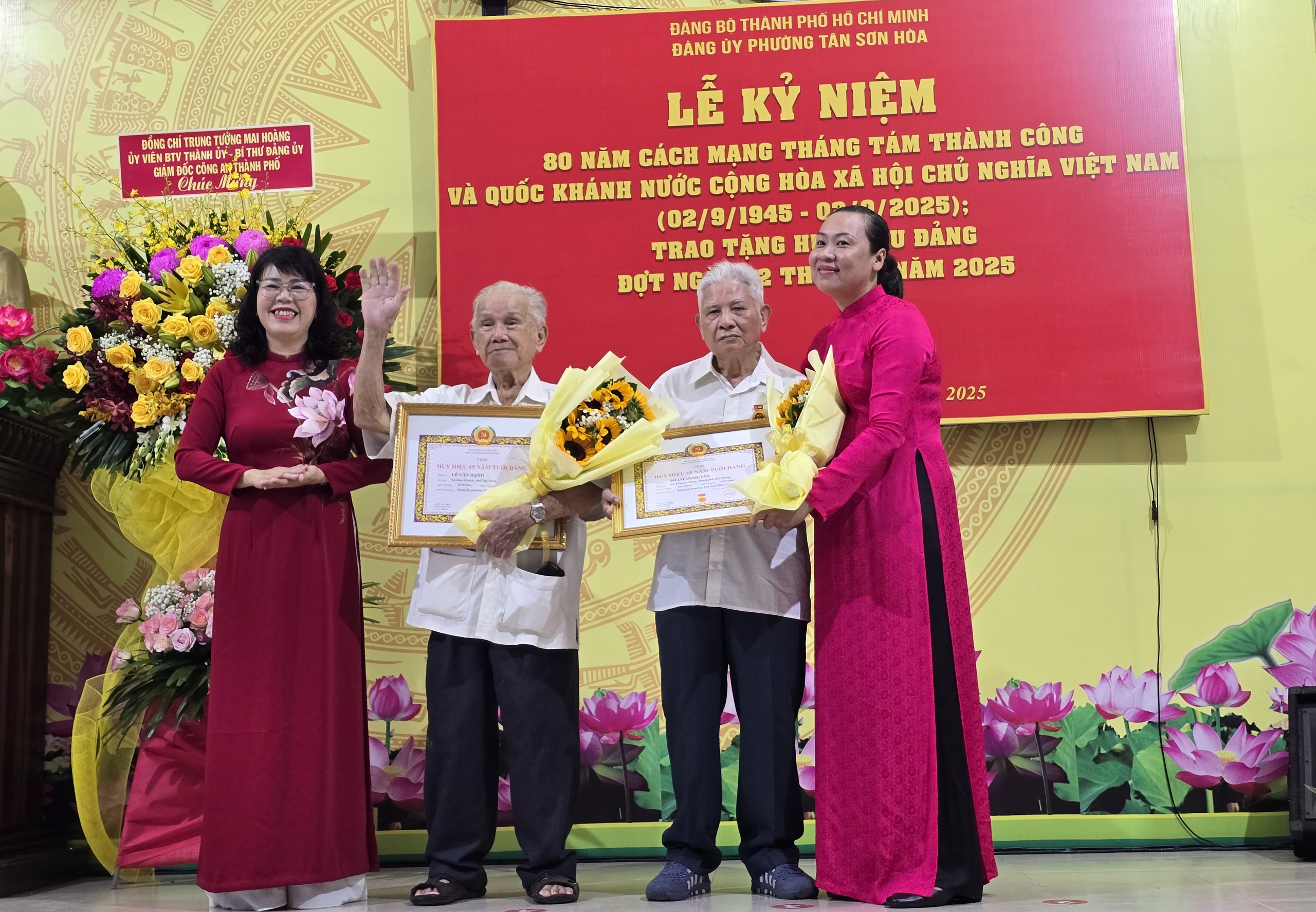 Trung tướng Mai Hoàng trao Huy hiệu Đảng tại phường Tân Sơn Hoà- Ảnh 6. Trung tướng Mai Hoàng trao Huy hiệu Đảng tại phường Tân Sơn Hoà- Ảnh 6.