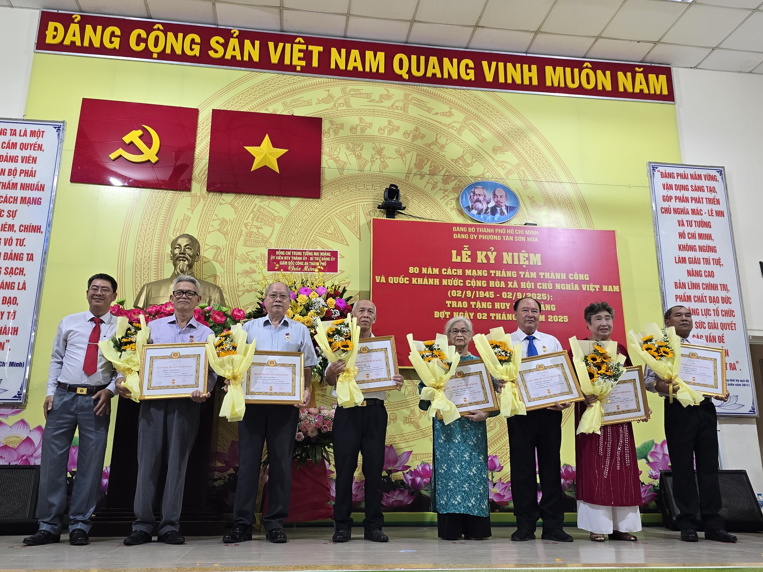 Trung tướng Mai Hoàng trao Huy hiệu Đảng tại phường Tân Sơn Hoà- Ảnh 7. Trung tướng Mai Hoàng trao Huy hiệu Đảng tại phường Tân Sơn Hoà- Ảnh 7.