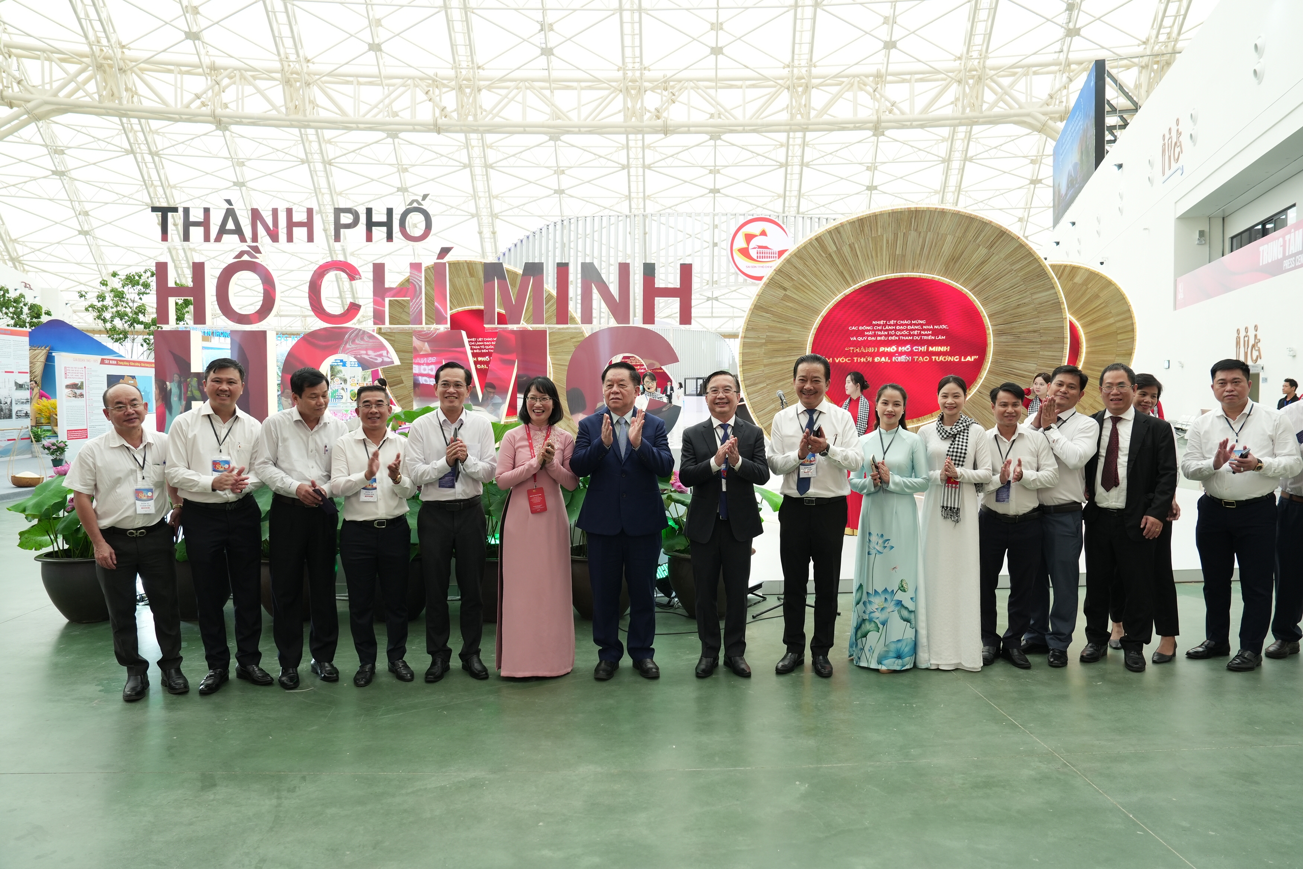 Người dân vô cùng thích thú với khu trưng bày Triển lãm của TP HCM - Ảnh 1.