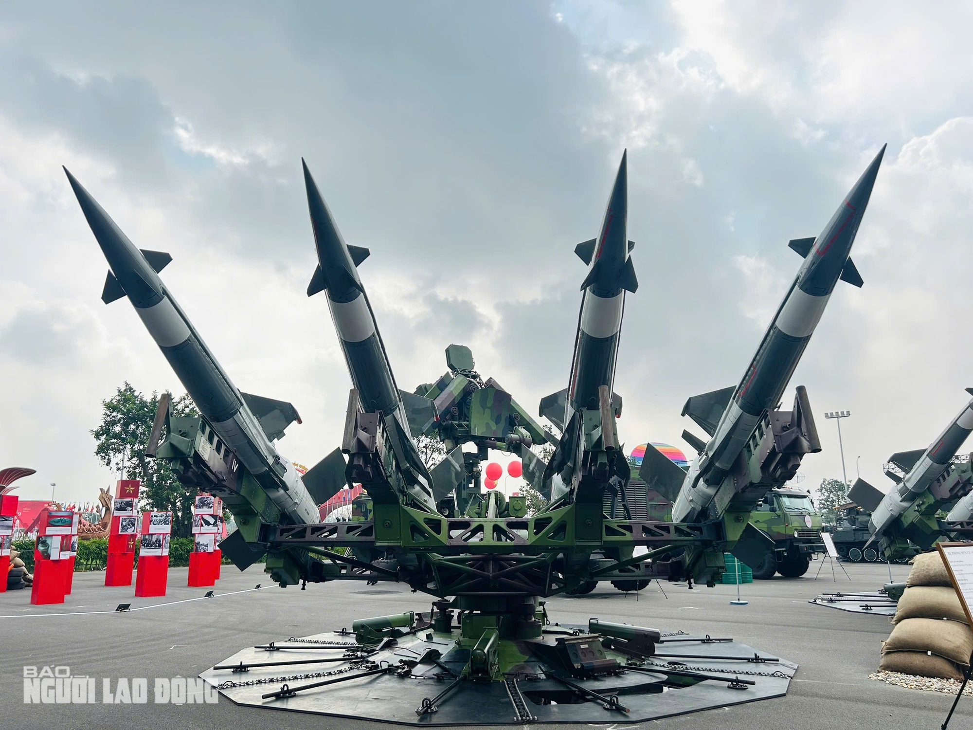 Ngắm dàn tên lửa đối hạm "Sông Hồng", tên lửa S-125-VT tại triển lãm thành tựu đất nước- Ảnh 2. Ngắm dàn tên lửa đối hạm "Sông Hồng", tên lửa S-125-VT tại triển lãm thành tựu đất nước- Ảnh 2.