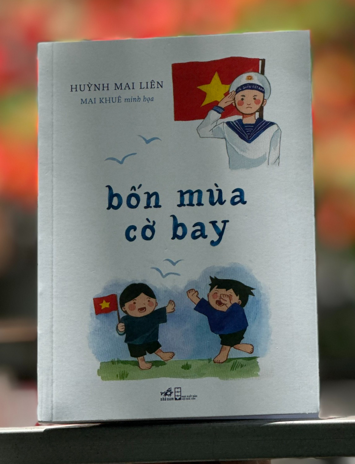 "Bốn mùa cờ bay" - tập thơ rung cảm - Ảnh 1.