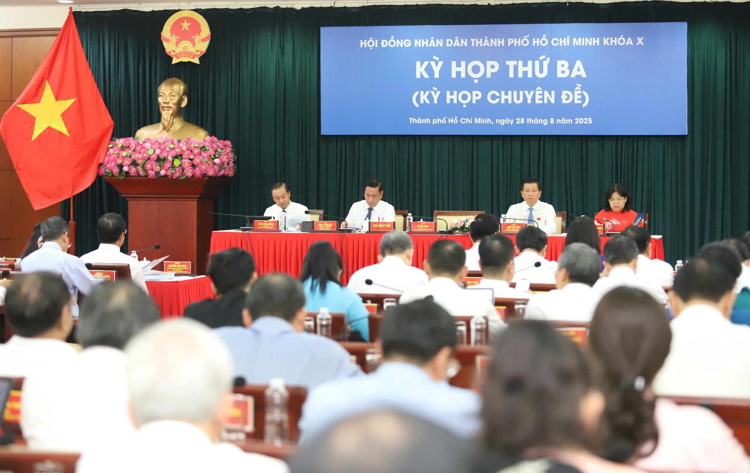 HĐND TP HCM khai mạc kỳ họp chuyên đề- Ảnh 2. HĐND TP HCM khai mạc kỳ họp chuyên đề- Ảnh 2.