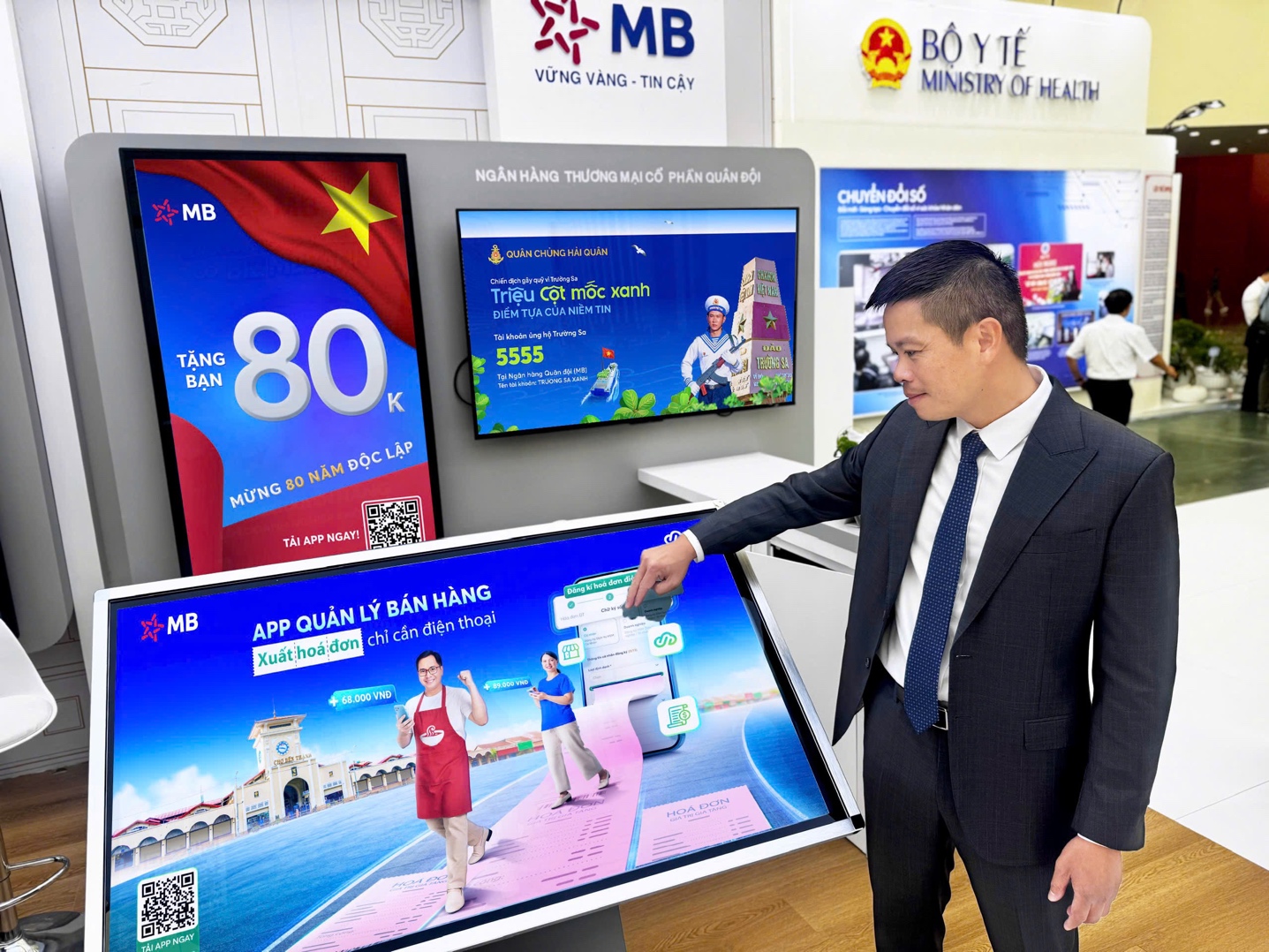 MB tham gia Triển lãm Thành tựu đất nước A80: Khẳng định mục tiêu đồng hành phát triển cùng quốc gia- Ảnh 2. MB tham gia Triển lãm Thành tựu đất nước A80: Khẳng định mục tiêu đồng hành phát triển cùng quốc gia- Ảnh 2.
