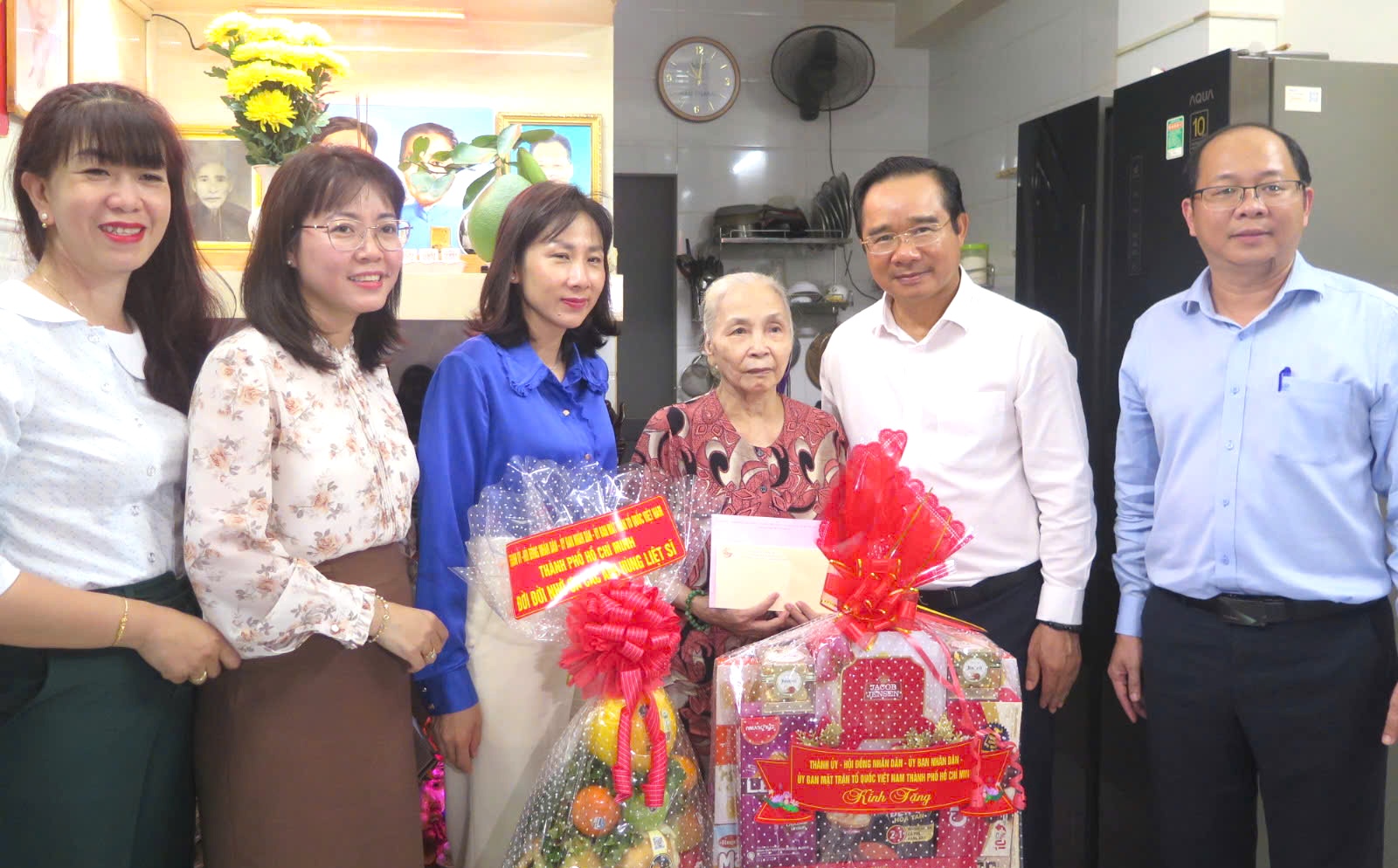 Chủ tịch UBND TP HCM thăm, tặng quà Mẹ Việt Nam anh hùng- Ảnh 1. Chủ tịch UBND TP HCM thăm, tặng quà Mẹ Việt Nam anh hùng- Ảnh 1.