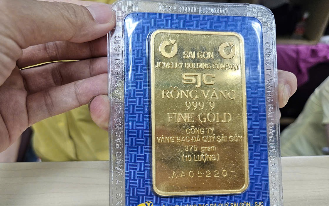 Giá vàng miếng SJC tăng vọt , đạt đỉnh mới trong ngày 28 - 8 - Ảnh 1.